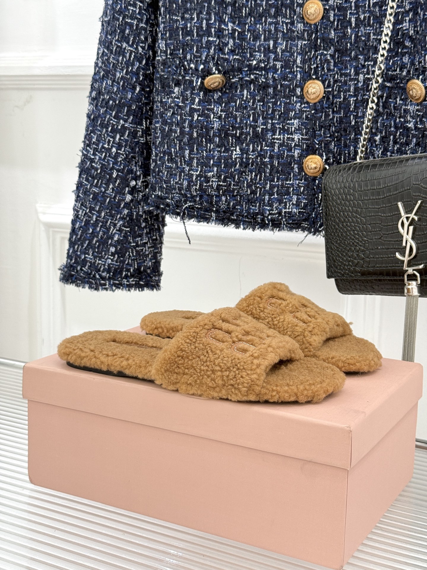 Miu Miu 25WF秋冬新品字母毛拖
当凛冽寒风开始宣告冬天的主权
一双兼具温暖与时尚的毛拖