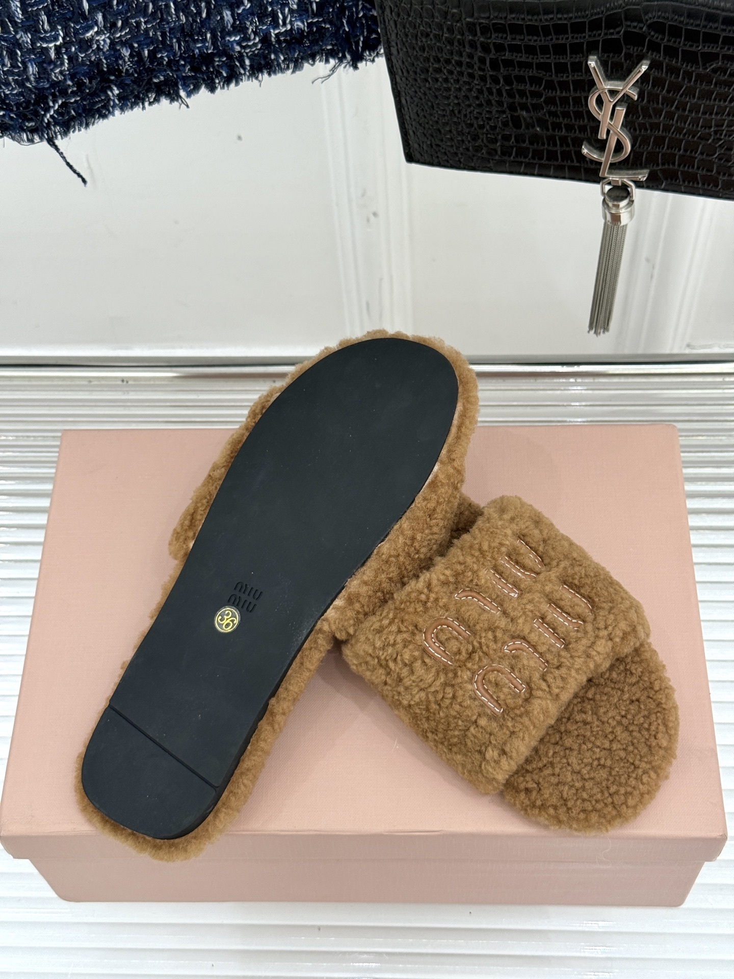 Miu Miu 25WF秋冬新品字母毛拖
当凛冽寒风开始宣告冬天的主权
一双兼具温暖与时尚的毛拖