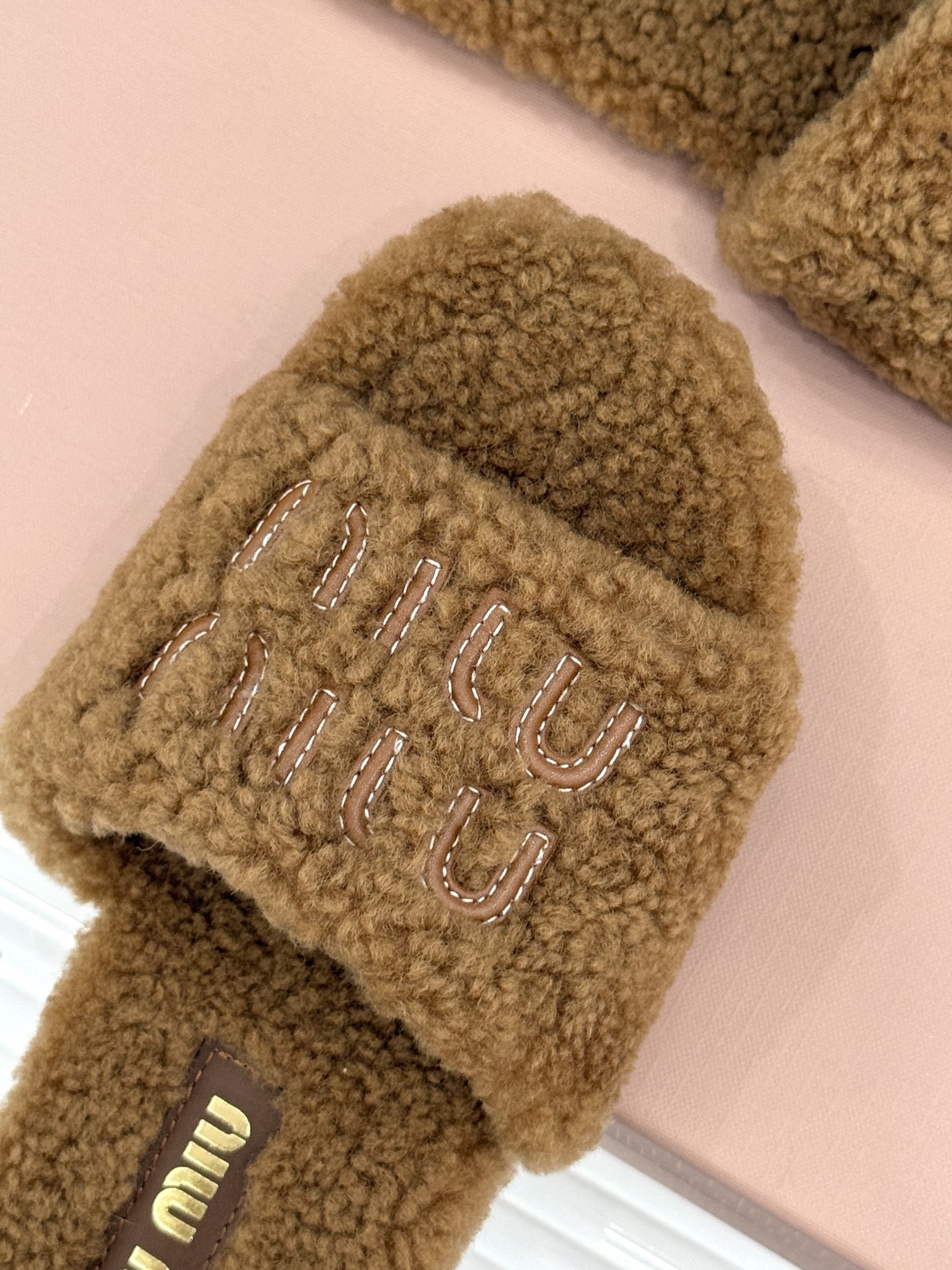 Miu Miu 25WF秋冬新品字母毛拖
当凛冽寒风开始宣告冬天的主权
一双兼具温暖与时尚的毛拖