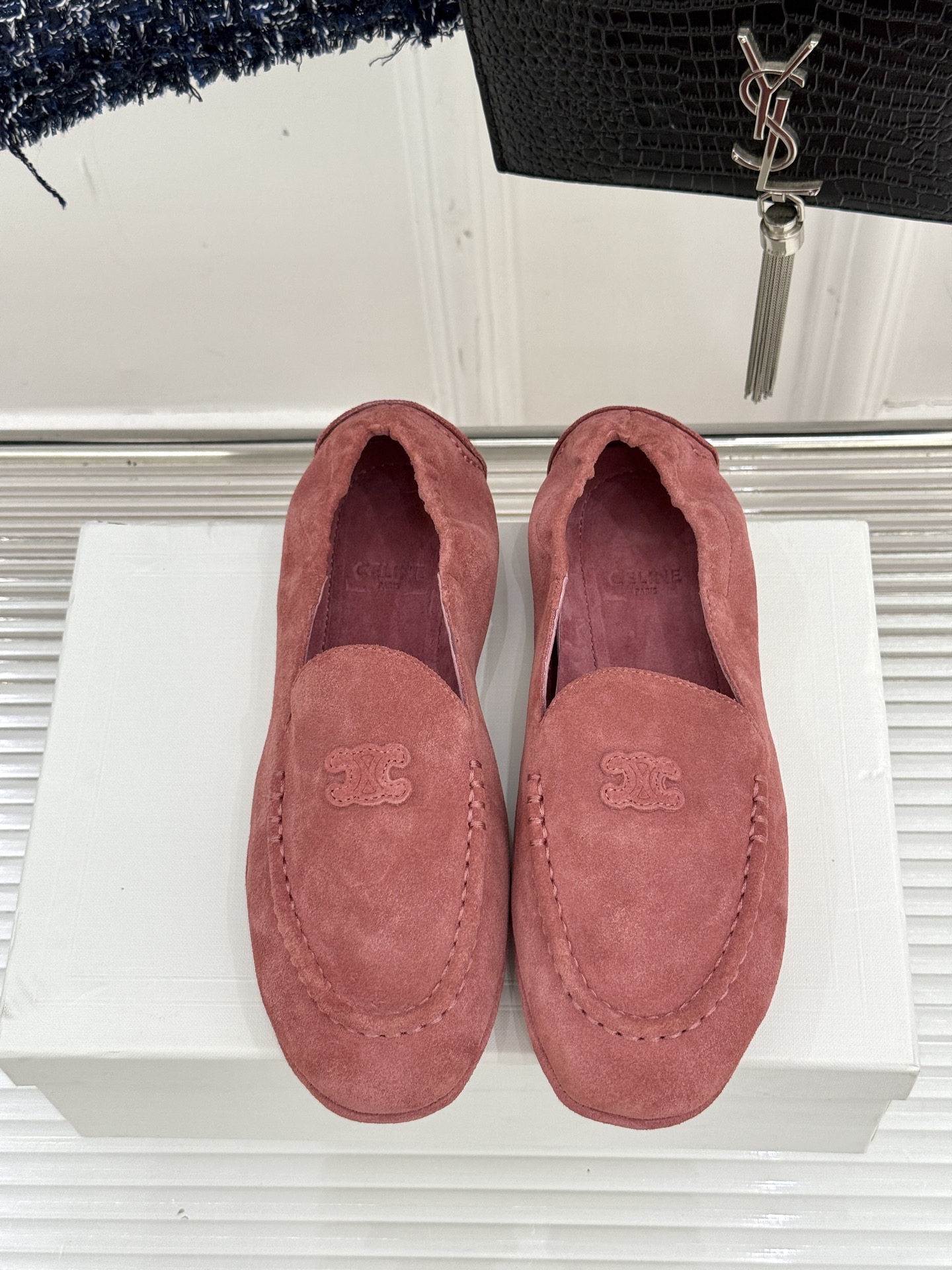 
CELINE/赛琳25W新品凯旋门
麂皮乐福鞋
凯旋门麂皮乐福鞋以其独特魅力
成为了众多时尚爱好者的心