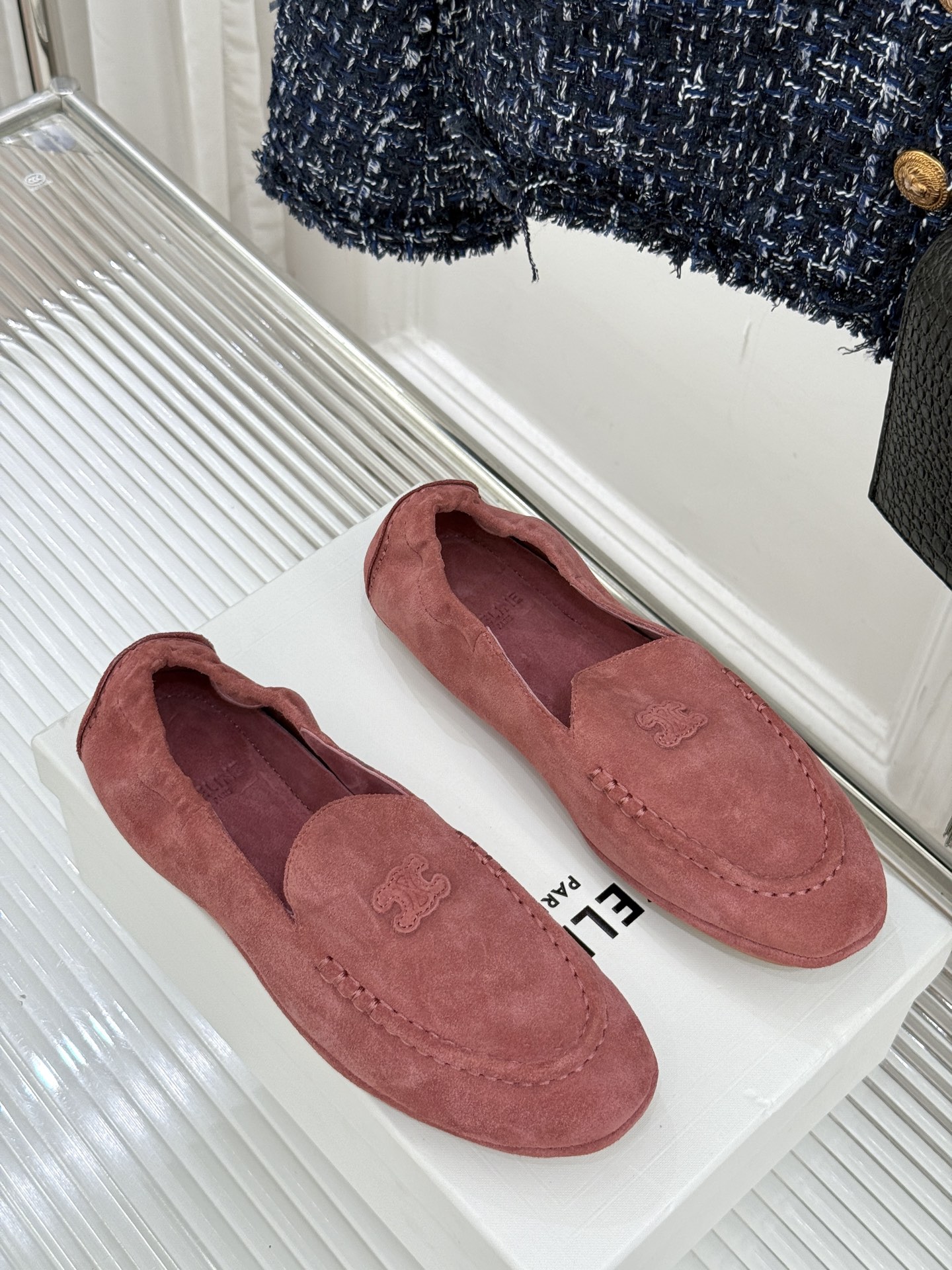 
CELINE/赛琳25W新品凯旋门
麂皮乐福鞋
凯旋门麂皮乐福鞋以其独特魅力
成为了众多时尚爱好者的心
