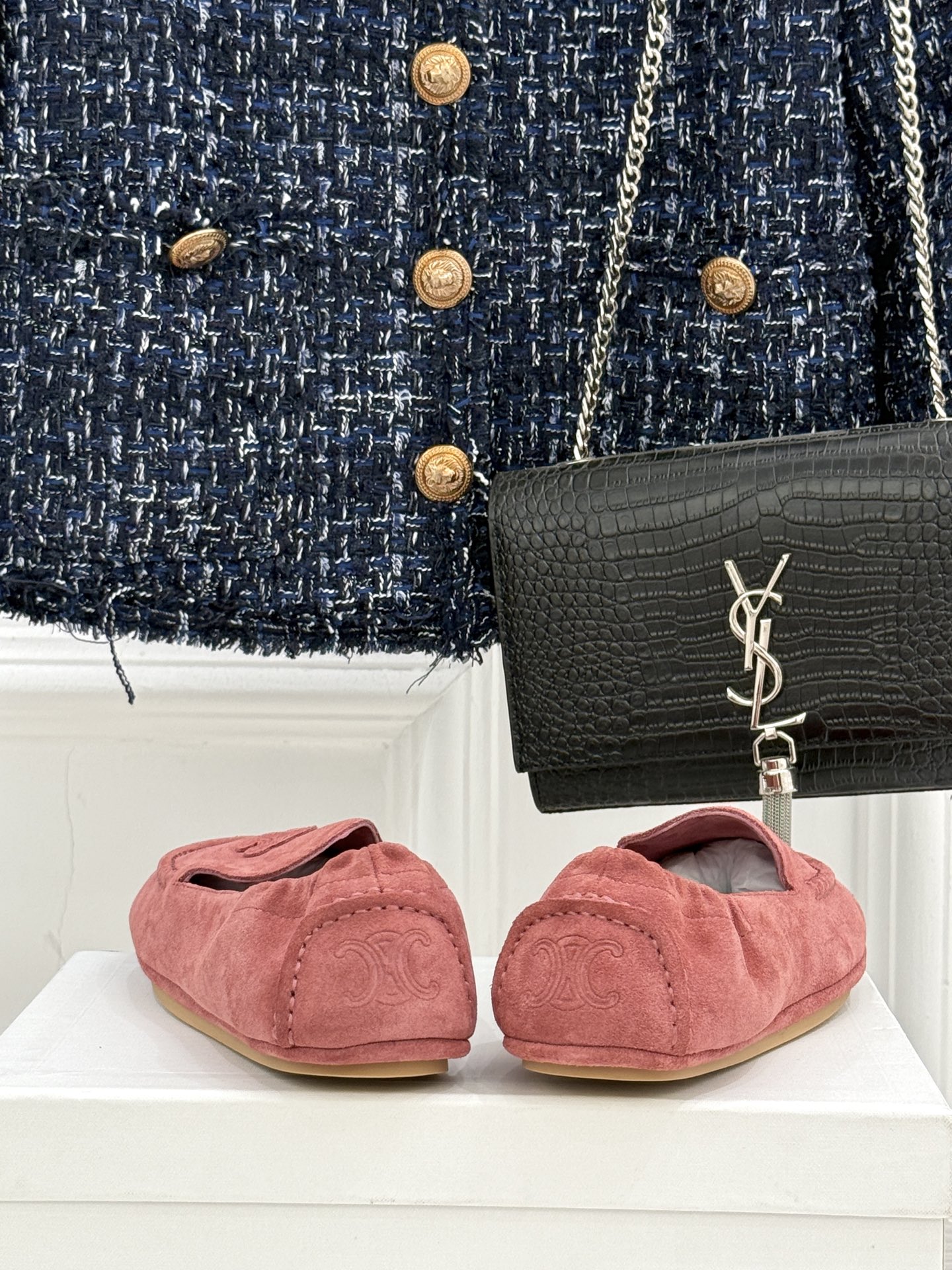 
CELINE/赛琳25W新品凯旋门
麂皮乐福鞋
凯旋门麂皮乐福鞋以其独特魅力
成为了众多时尚爱好者的心