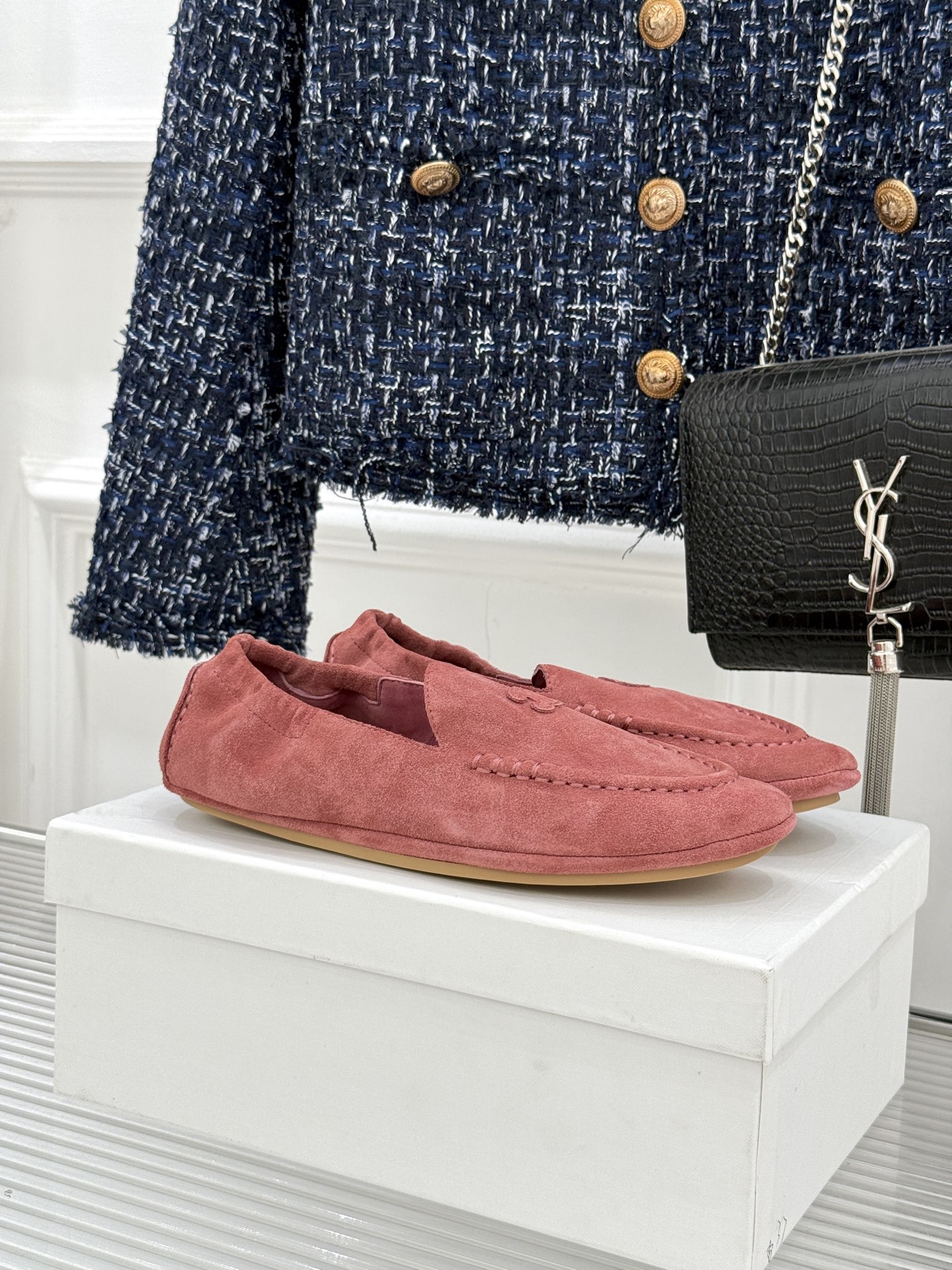 
CELINE/赛琳25W新品凯旋门
麂皮乐福鞋
凯旋门麂皮乐福鞋以其独特魅力
成为了众多时尚爱好者的心
