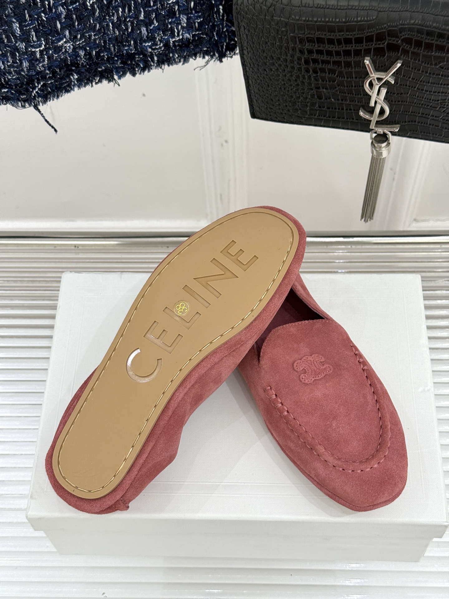 
CELINE/赛琳25W新品凯旋门
麂皮乐福鞋
凯旋门麂皮乐福鞋以其独特魅力
成为了众多时尚爱好者的心