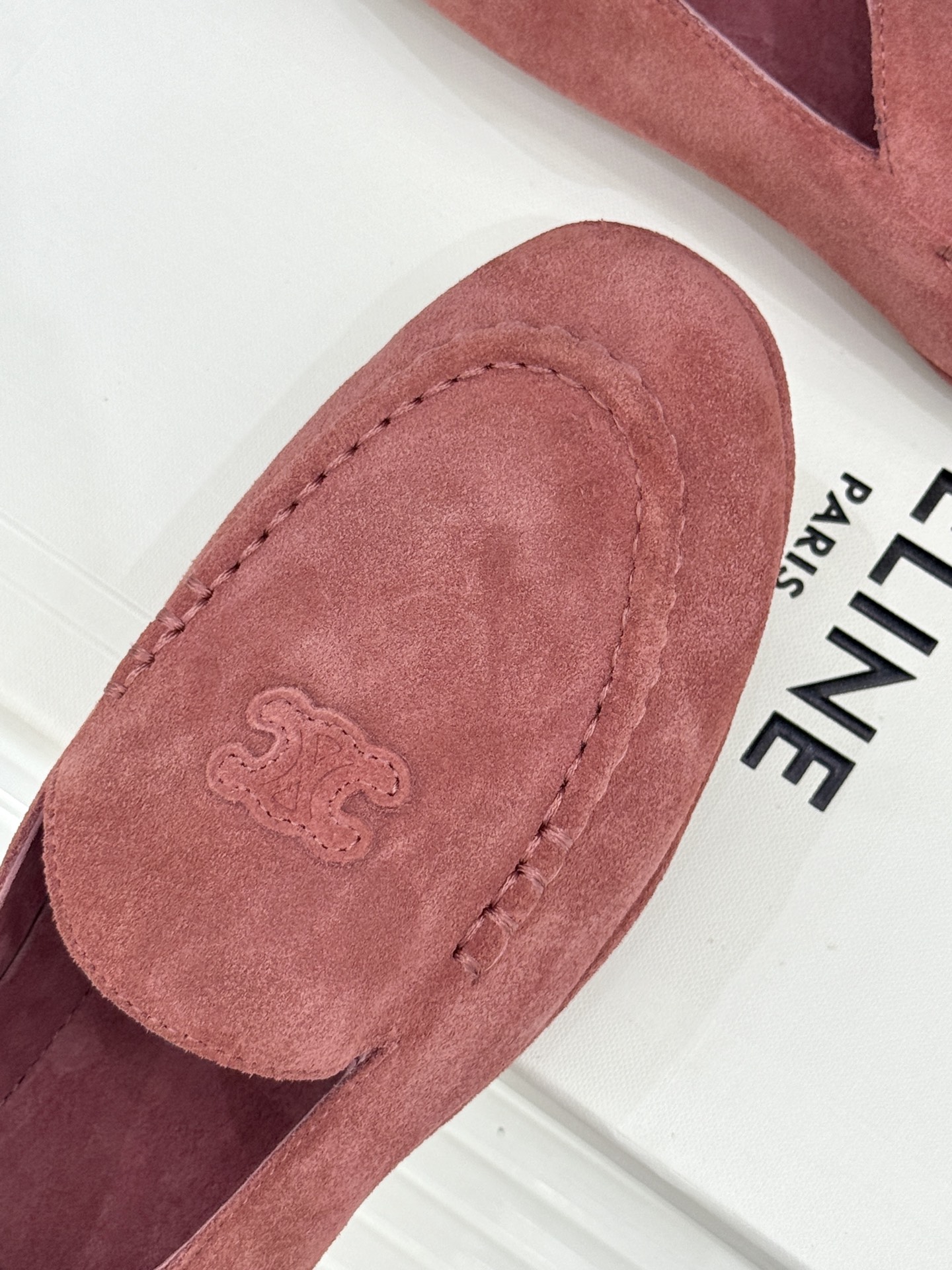 
CELINE/赛琳25W新品凯旋门
麂皮乐福鞋
凯旋门麂皮乐福鞋以其独特魅力
成为了众多时尚爱好者的心