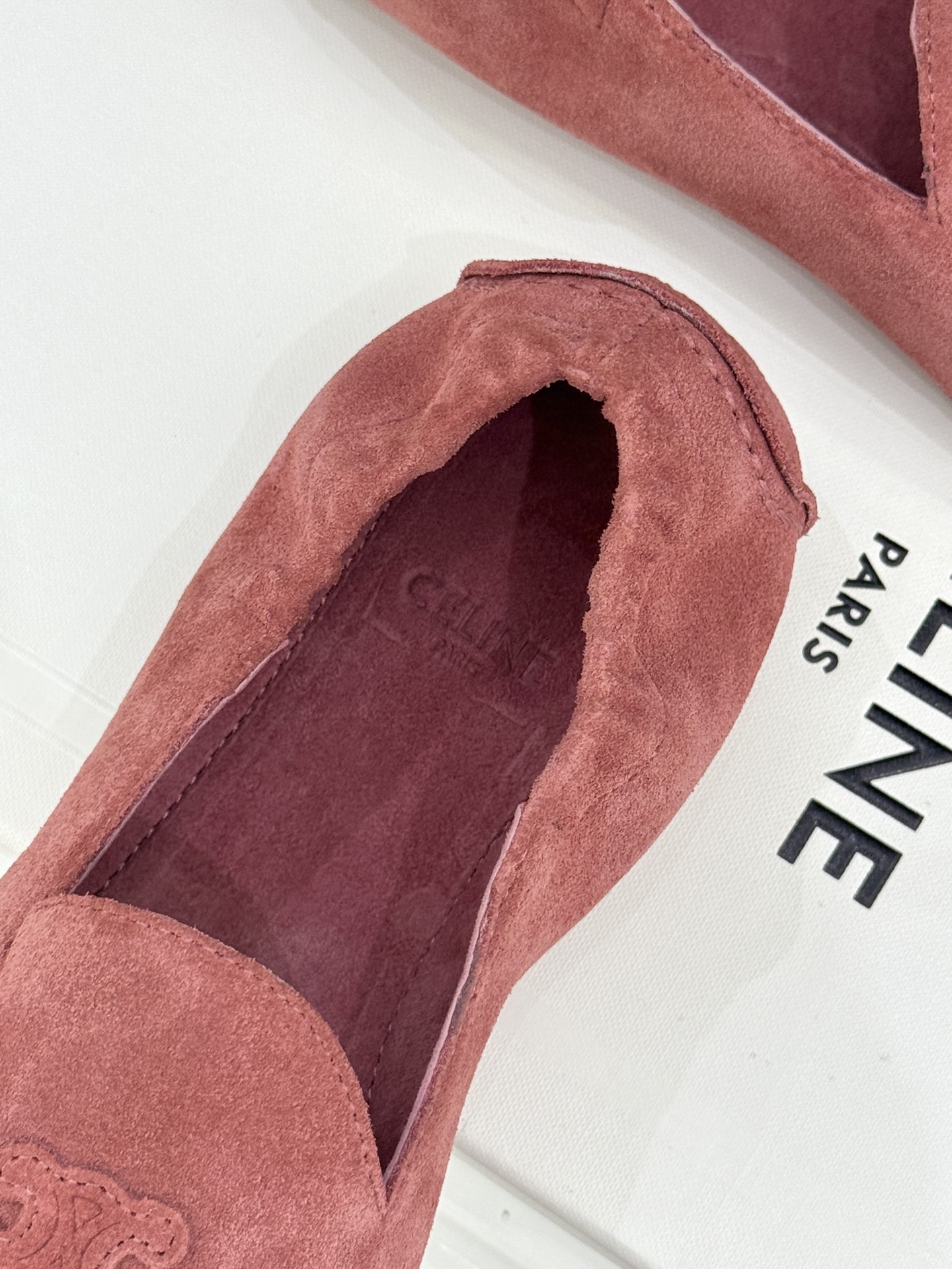 
CELINE/赛琳25W新品凯旋门
麂皮乐福鞋
凯旋门麂皮乐福鞋以其独特魅力
成为了众多时尚爱好者的心