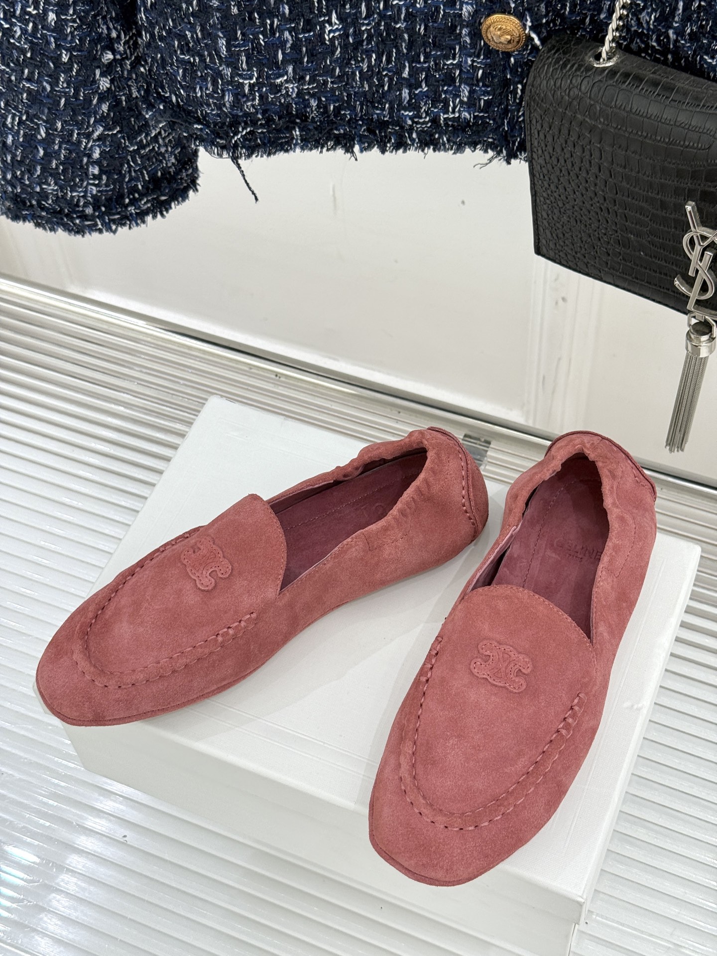 
CELINE/赛琳25W新品凯旋门
麂皮乐福鞋
凯旋门麂皮乐福鞋以其独特魅力
成为了众多时尚爱好者的心