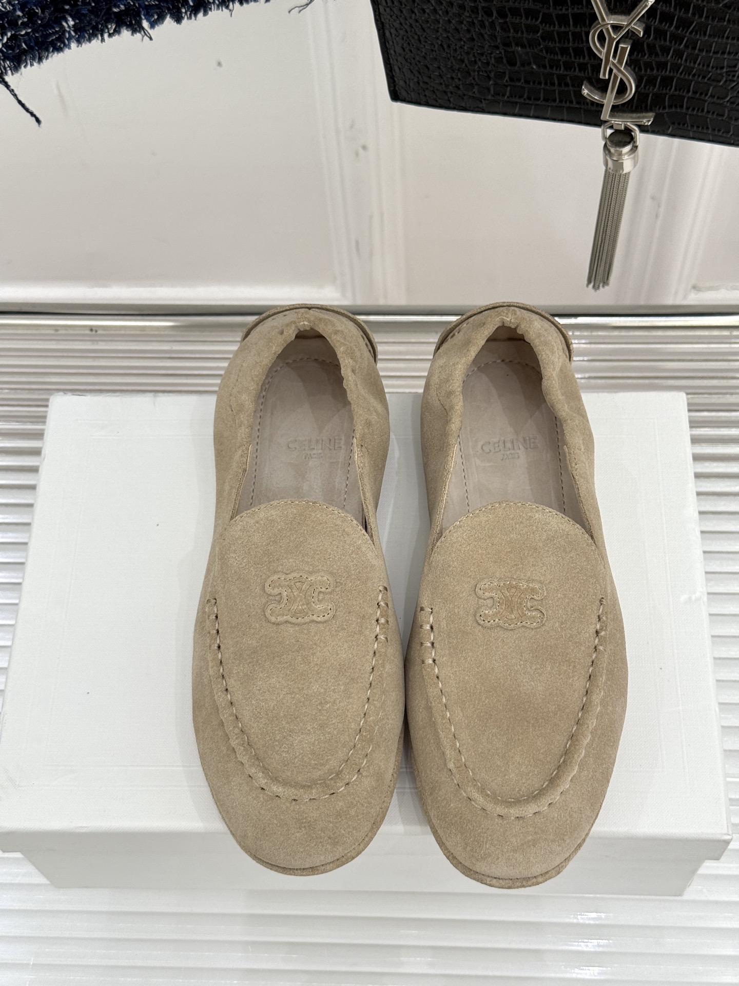 
CELINE/赛琳25W新品凯旋门
麂皮乐福鞋
凯旋门麂皮乐福鞋以其独特魅力
成为了众多时尚爱好者的心