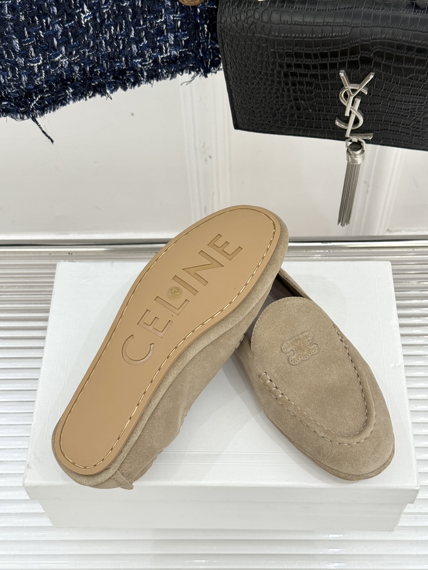 
CELINE/赛琳25W新品凯旋门
麂皮乐福鞋
凯旋门麂皮乐福鞋以其独特魅力
成为了众多时尚爱好者的心