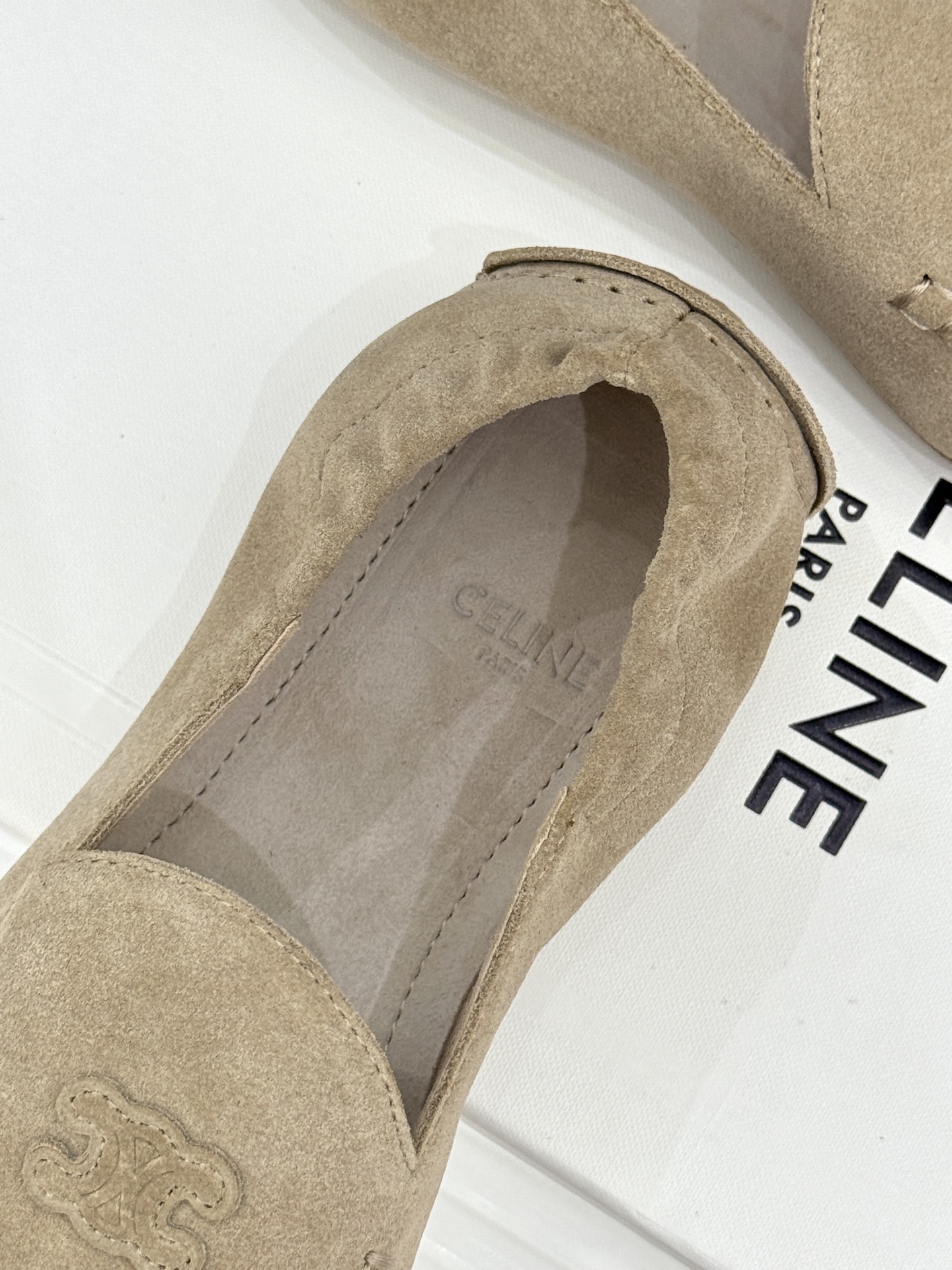 
CELINE/赛琳25W新品凯旋门
麂皮乐福鞋
凯旋门麂皮乐福鞋以其独特魅力
成为了众多时尚爱好者的心