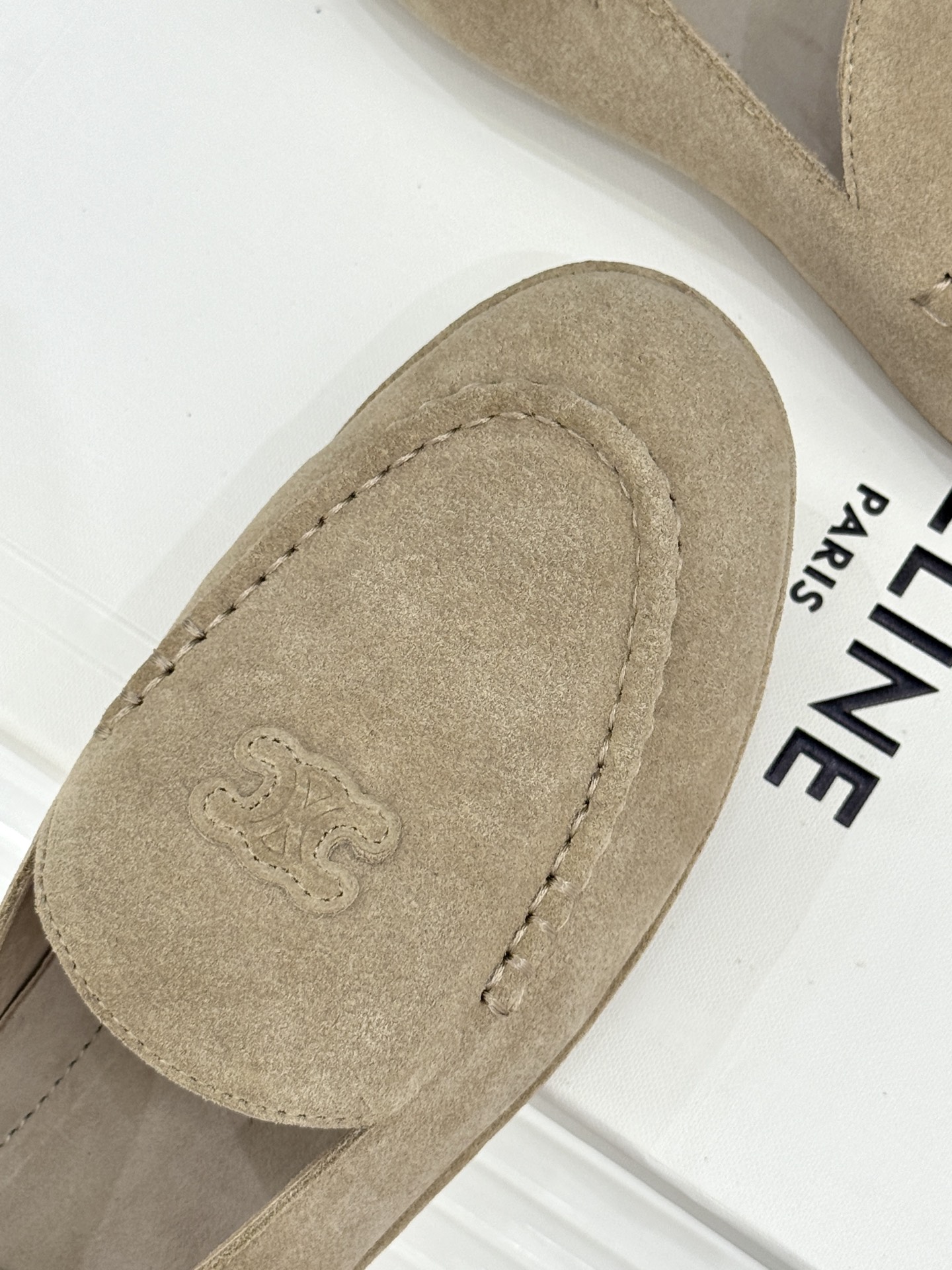 
CELINE/赛琳25W新品凯旋门
麂皮乐福鞋
凯旋门麂皮乐福鞋以其独特魅力
成为了众多时尚爱好者的心