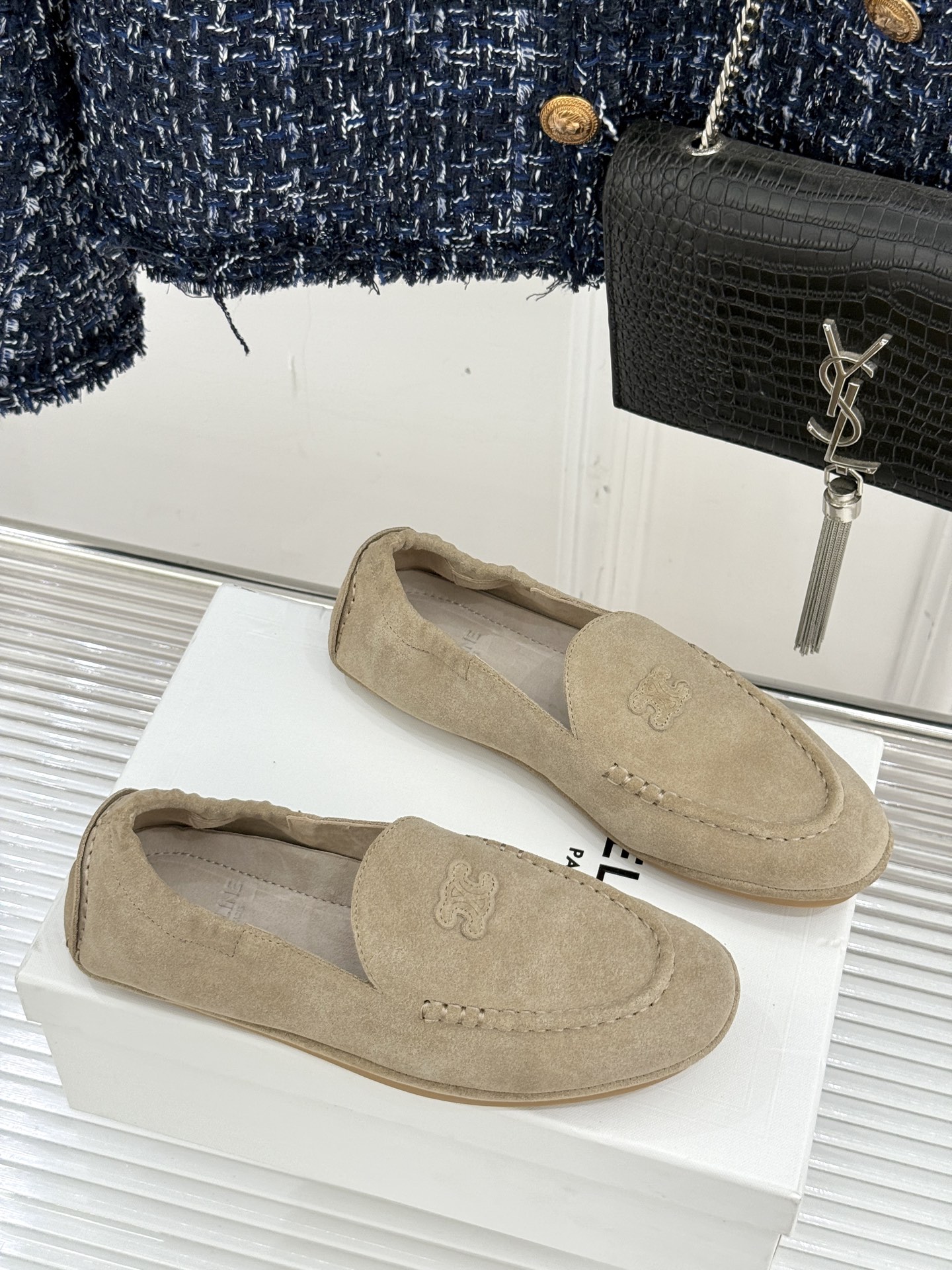 
CELINE/赛琳25W新品凯旋门
麂皮乐福鞋
凯旋门麂皮乐福鞋以其独特魅力
成为了众多时尚爱好者的心