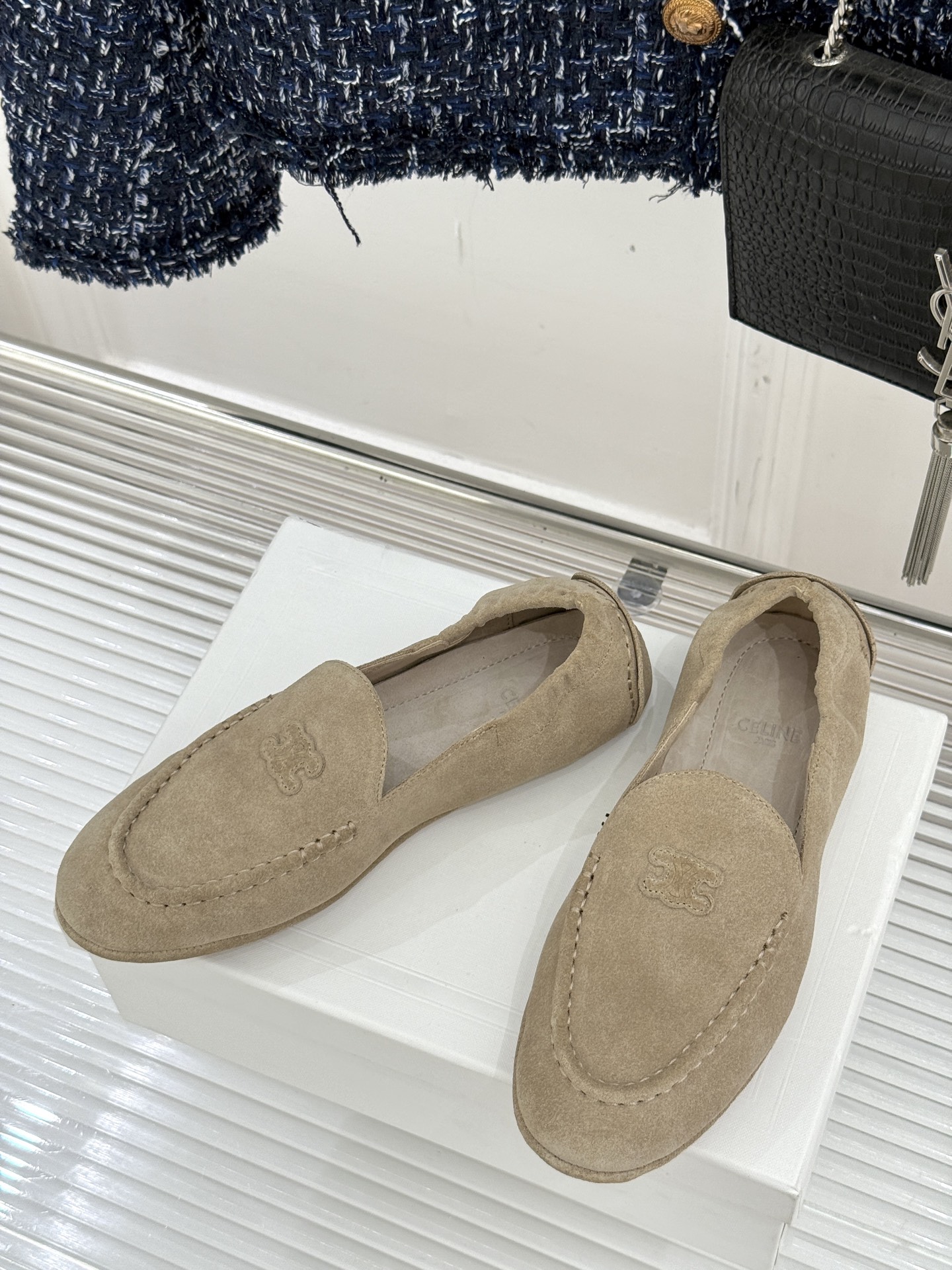 
CELINE/赛琳25W新品凯旋门
麂皮乐福鞋
凯旋门麂皮乐福鞋以其独特魅力
成为了众多时尚爱好者的心