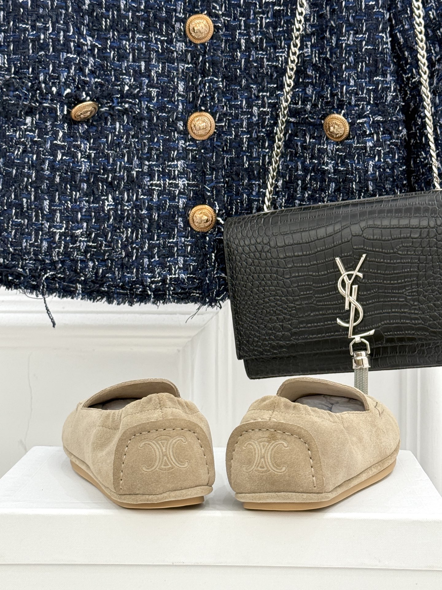 
CELINE/赛琳25W新品凯旋门
麂皮乐福鞋
凯旋门麂皮乐福鞋以其独特魅力
成为了众多时尚爱好者的心