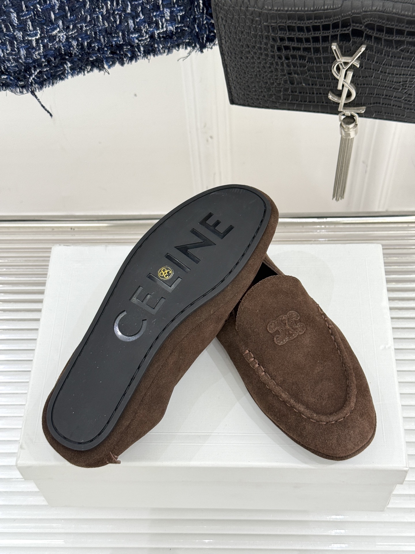 
CELINE/赛琳25W新品凯旋门
麂皮乐福鞋
凯旋门麂皮乐福鞋以其独特魅力
成为了众多时尚爱好者的心