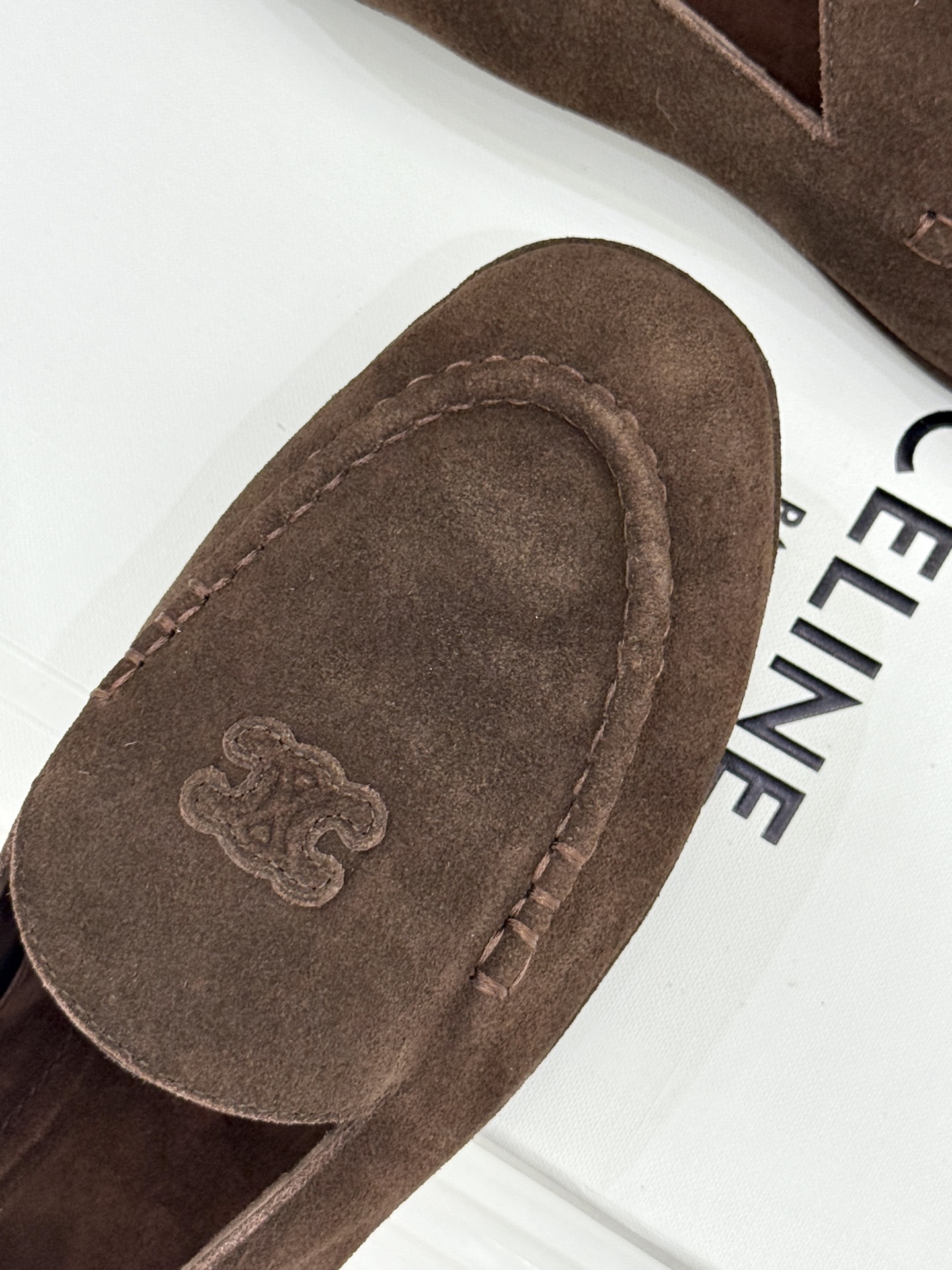 
CELINE/赛琳25W新品凯旋门
麂皮乐福鞋
凯旋门麂皮乐福鞋以其独特魅力
成为了众多时尚爱好者的心