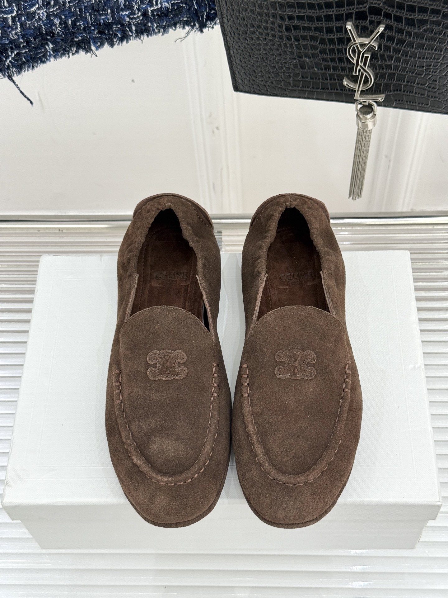 
CELINE/赛琳25W新品凯旋门
麂皮乐福鞋
凯旋门麂皮乐福鞋以其独特魅力
成为了众多时尚爱好者的心