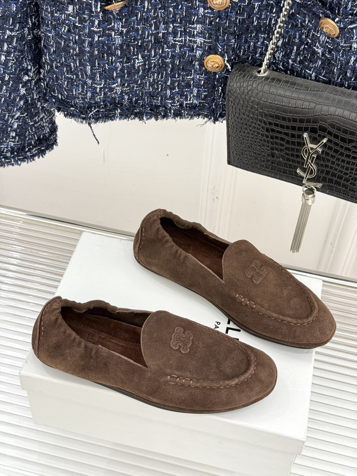 
CELINE/赛琳25W新品凯旋门
麂皮乐福鞋
凯旋门麂皮乐福鞋以其独特魅力
成为了众多时尚爱好者的心