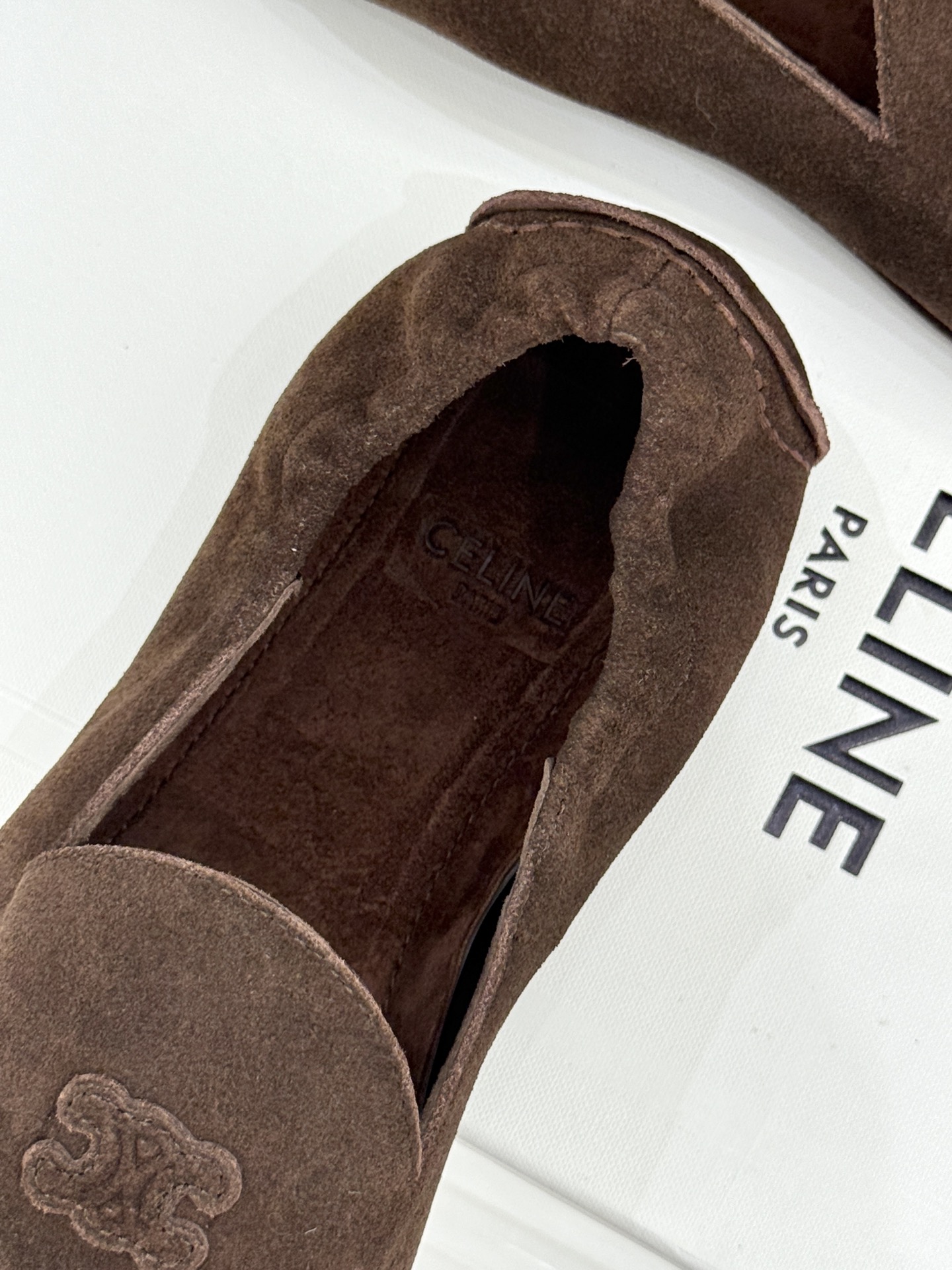 
CELINE/赛琳25W新品凯旋门
麂皮乐福鞋
凯旋门麂皮乐福鞋以其独特魅力
成为了众多时尚爱好者的心