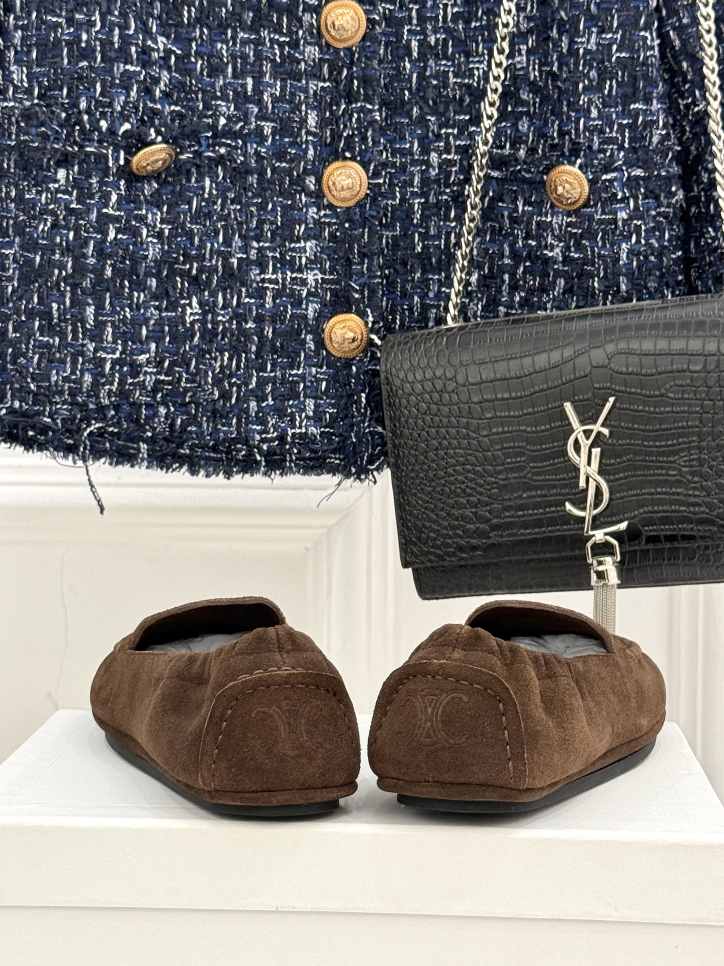 
CELINE/赛琳25W新品凯旋门
麂皮乐福鞋
凯旋门麂皮乐福鞋以其独特魅力
成为了众多时尚爱好者的心