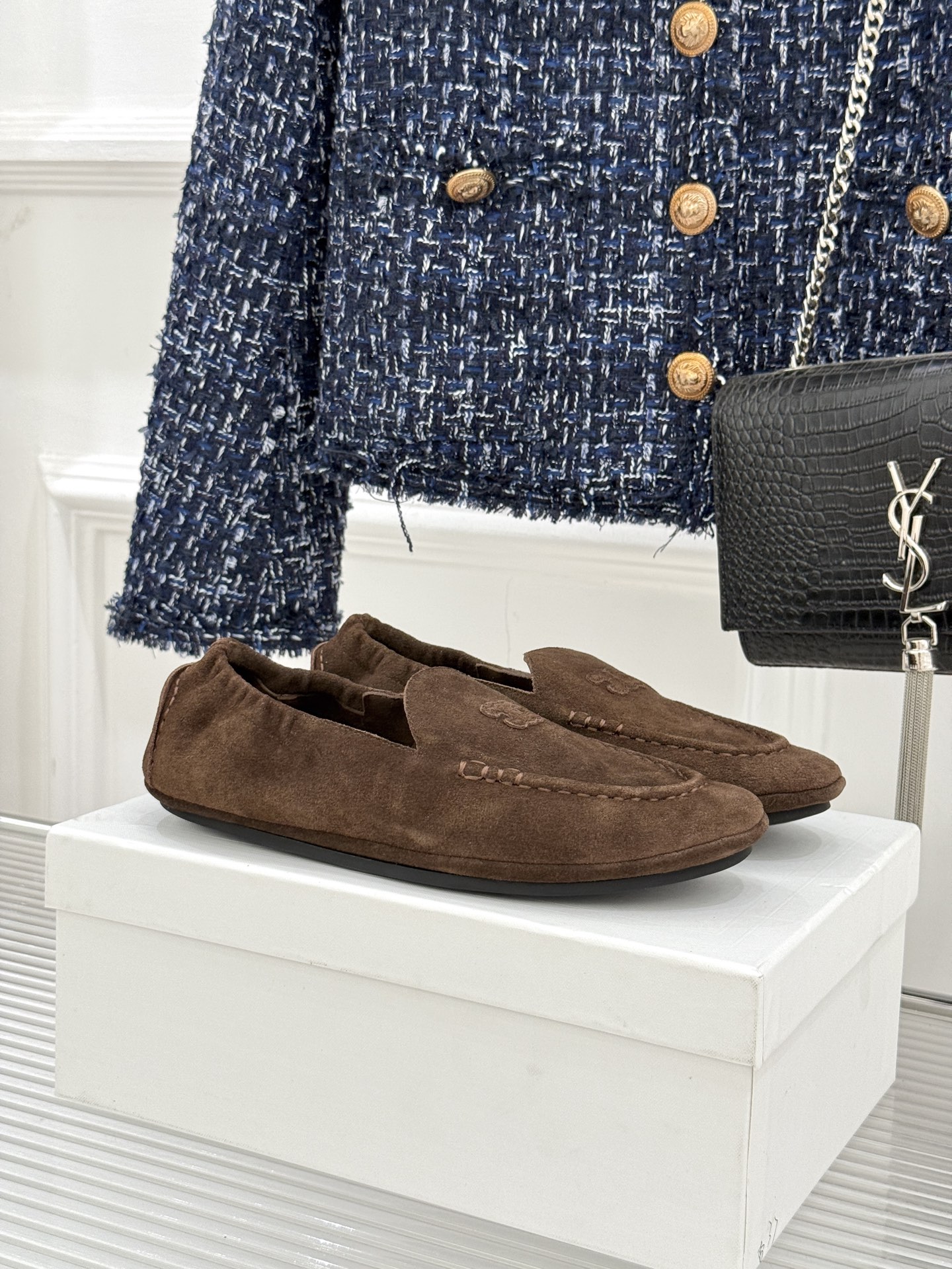 
CELINE/赛琳25W新品凯旋门
麂皮乐福鞋
凯旋门麂皮乐福鞋以其独特魅力
成为了众多时尚爱好者的心