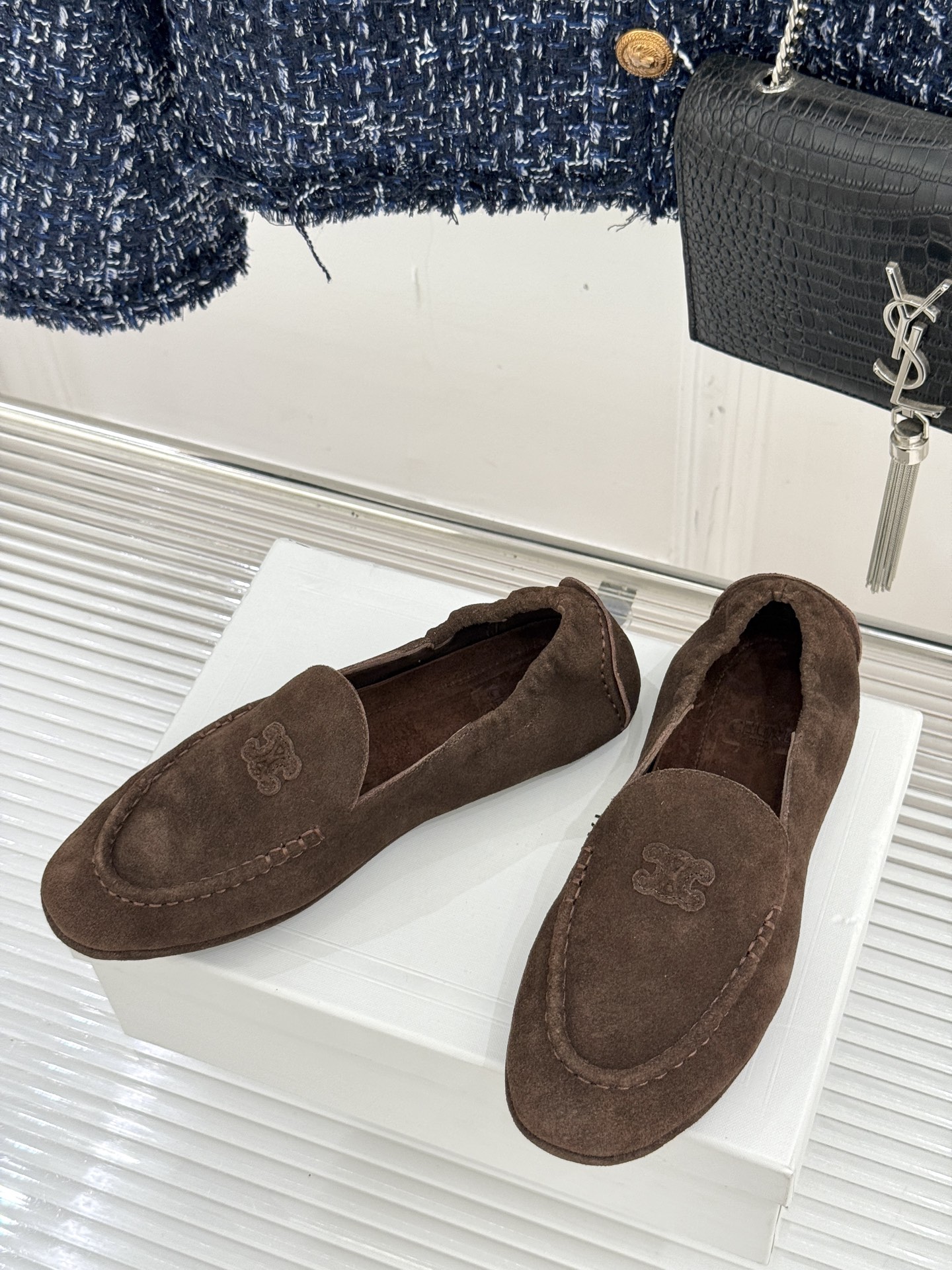 
CELINE/赛琳25W新品凯旋门
麂皮乐福鞋
凯旋门麂皮乐福鞋以其独特魅力
成为了众多时尚爱好者的心