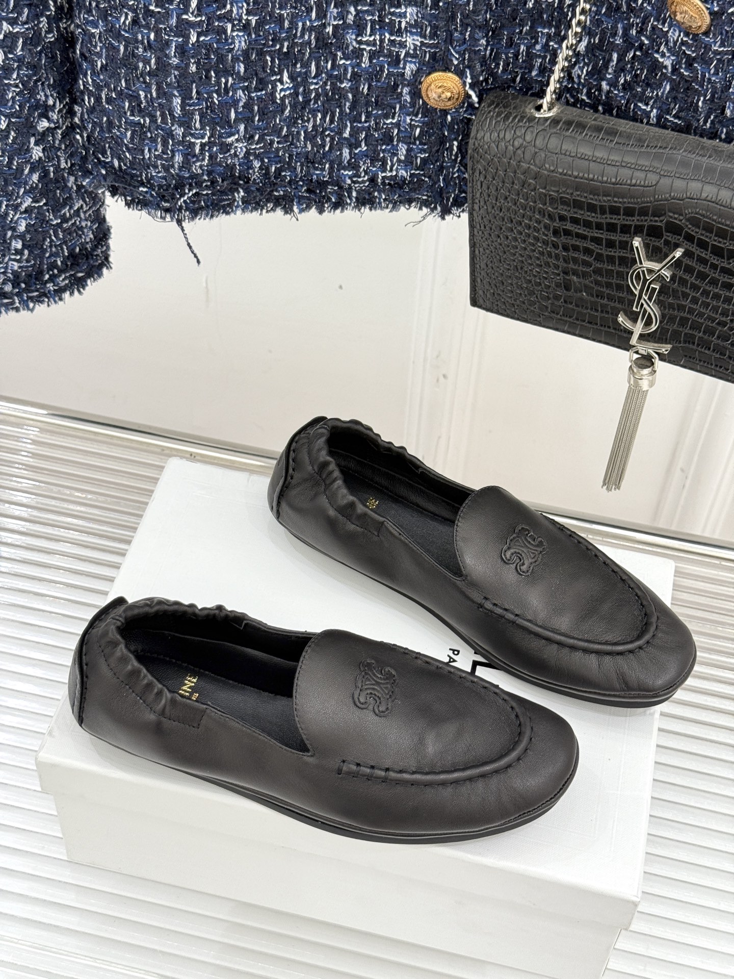 
CELINE/赛琳25W新品凯旋门
麂皮乐福鞋
凯旋门麂皮乐福鞋以其独特魅力
成为了众多时尚爱好者的心