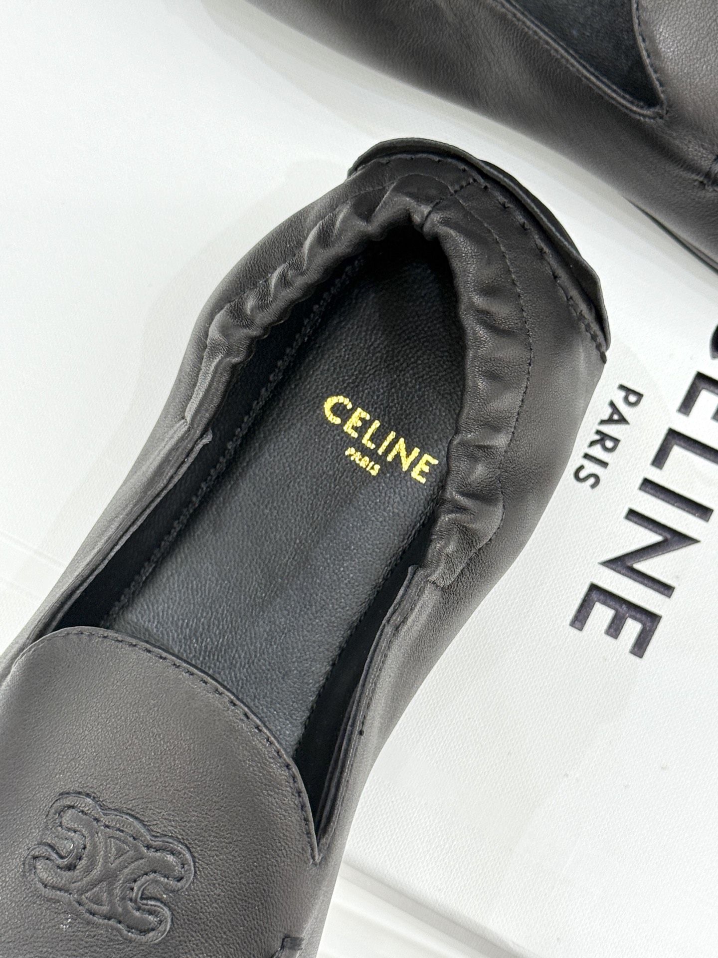 
CELINE/赛琳25W新品凯旋门
麂皮乐福鞋
凯旋门麂皮乐福鞋以其独特魅力
成为了众多时尚爱好者的心