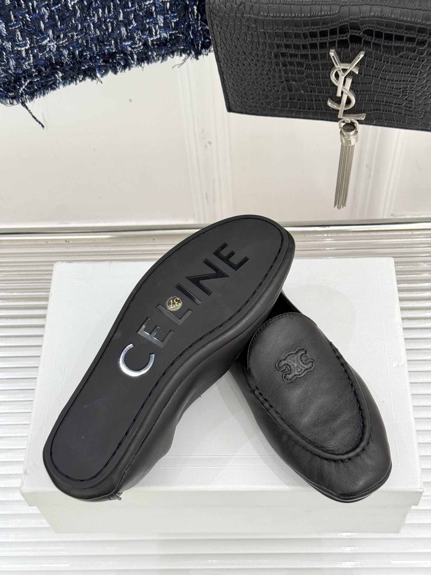 
CELINE/赛琳25W新品凯旋门
麂皮乐福鞋
凯旋门麂皮乐福鞋以其独特魅力
成为了众多时尚爱好者的心