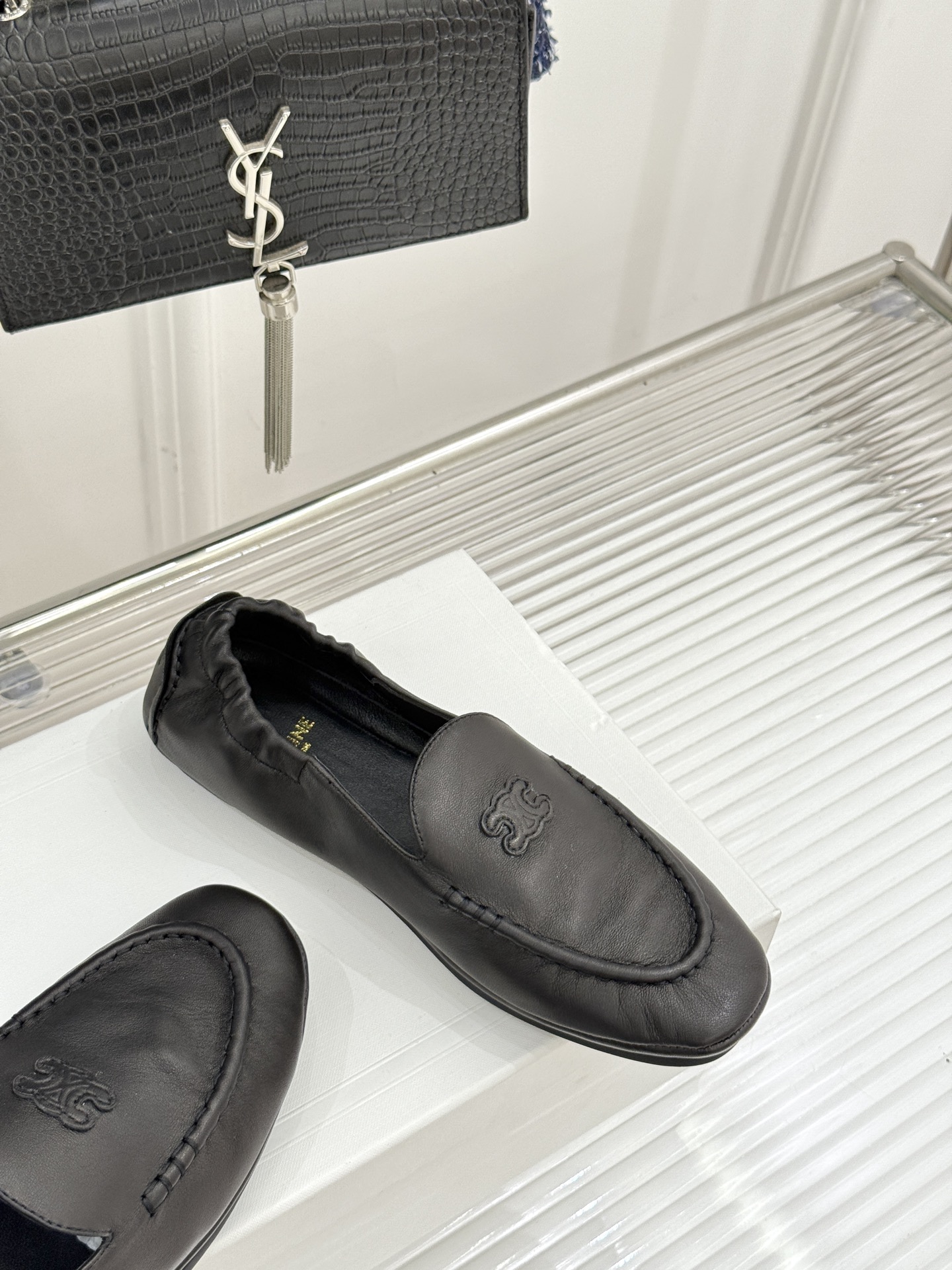 
CELINE/赛琳25W新品凯旋门
麂皮乐福鞋
凯旋门麂皮乐福鞋以其独特魅力
成为了众多时尚爱好者的心
