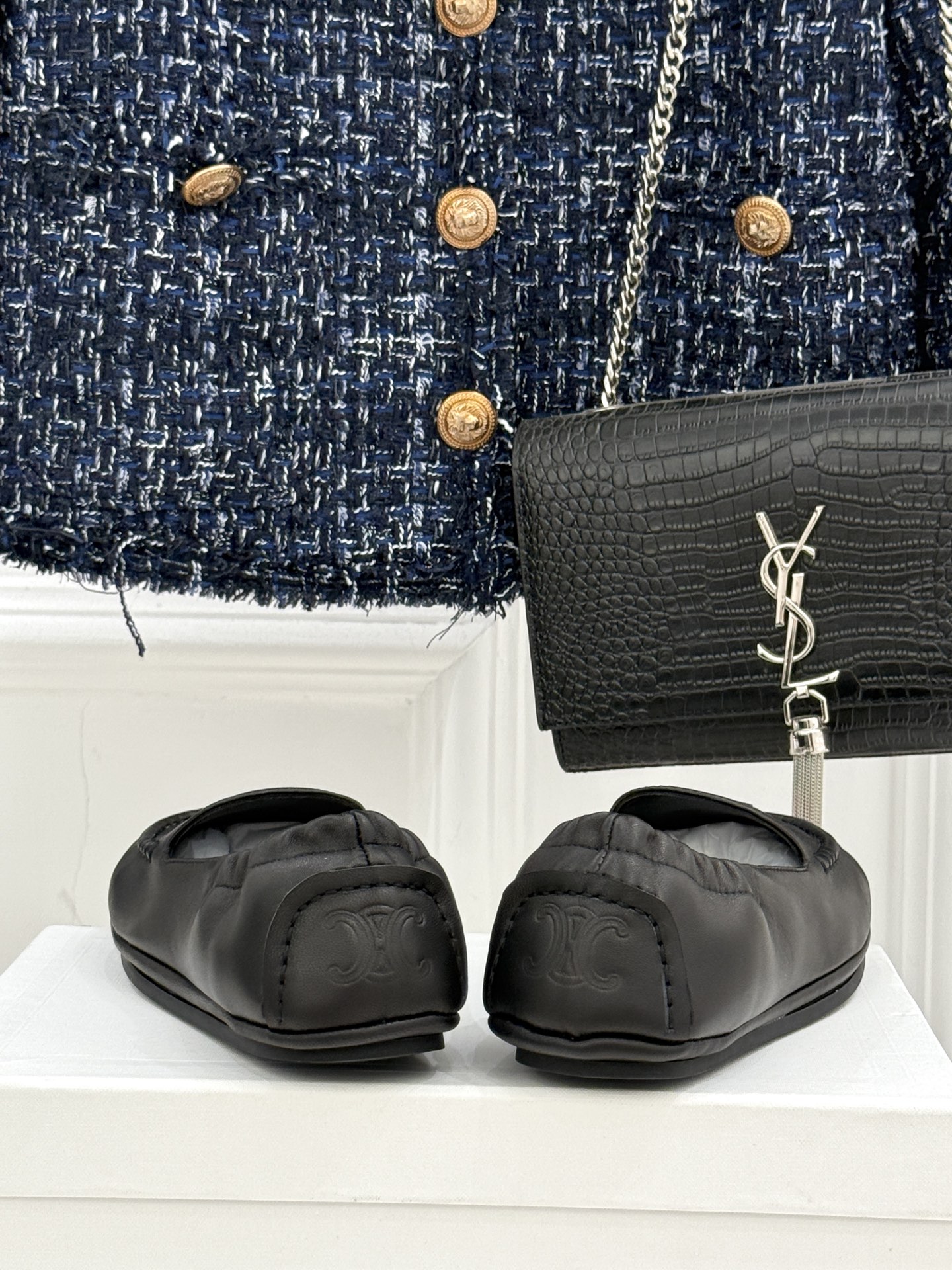 
CELINE/赛琳25W新品凯旋门
麂皮乐福鞋
凯旋门麂皮乐福鞋以其独特魅力
成为了众多时尚爱好者的心
