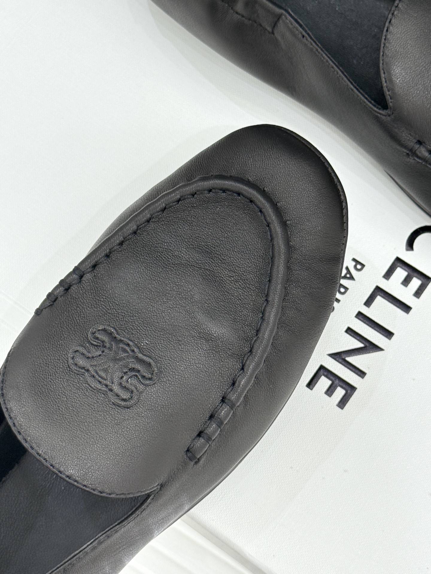 
CELINE/赛琳25W新品凯旋门
麂皮乐福鞋
凯旋门麂皮乐福鞋以其独特魅力
成为了众多时尚爱好者的心
