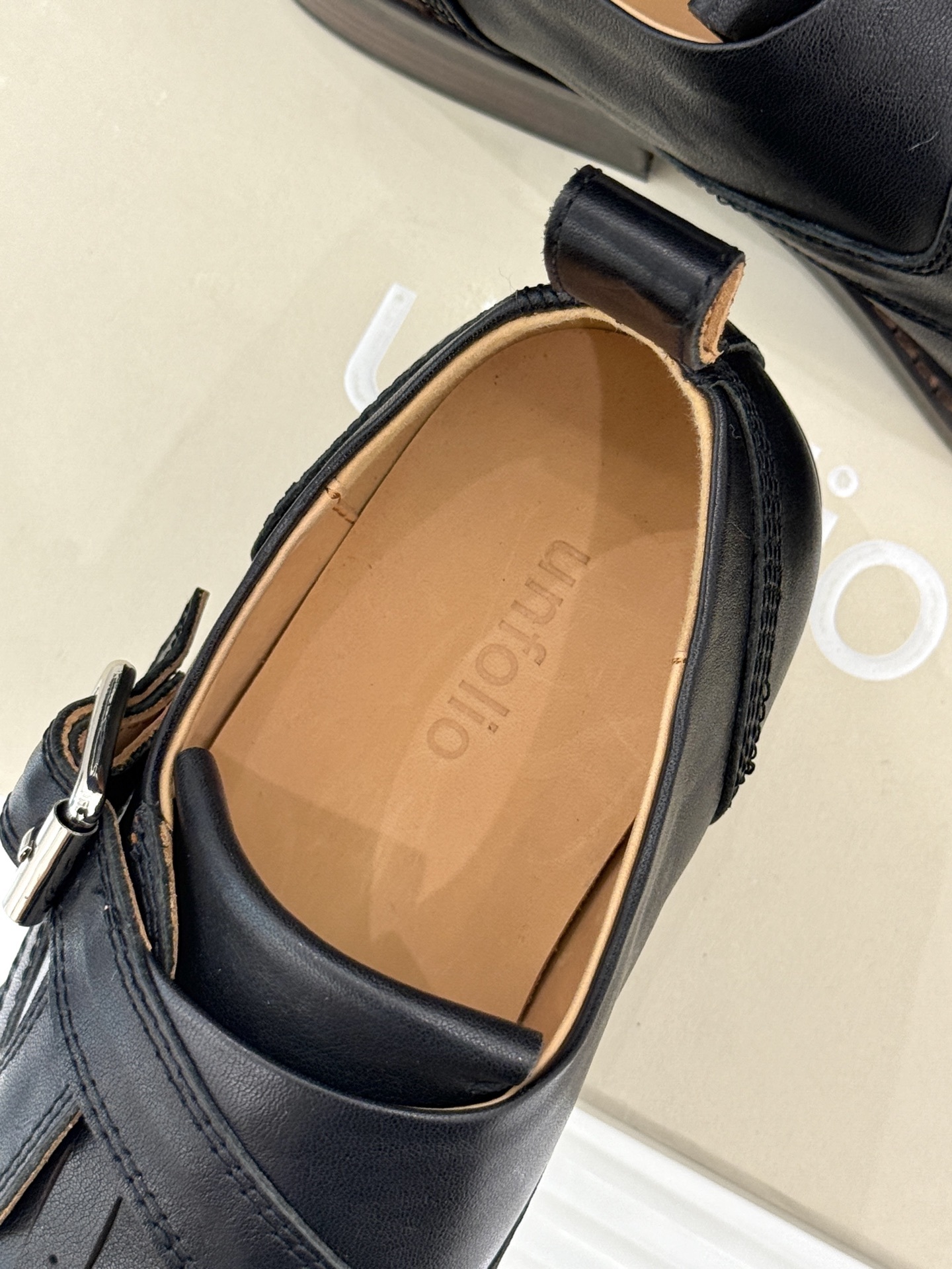 小众品牌unfolio 25WF新品复古小皮鞋!
一双能同时兼顾复古韵味与时髦格调的小皮鞋?
它的设计