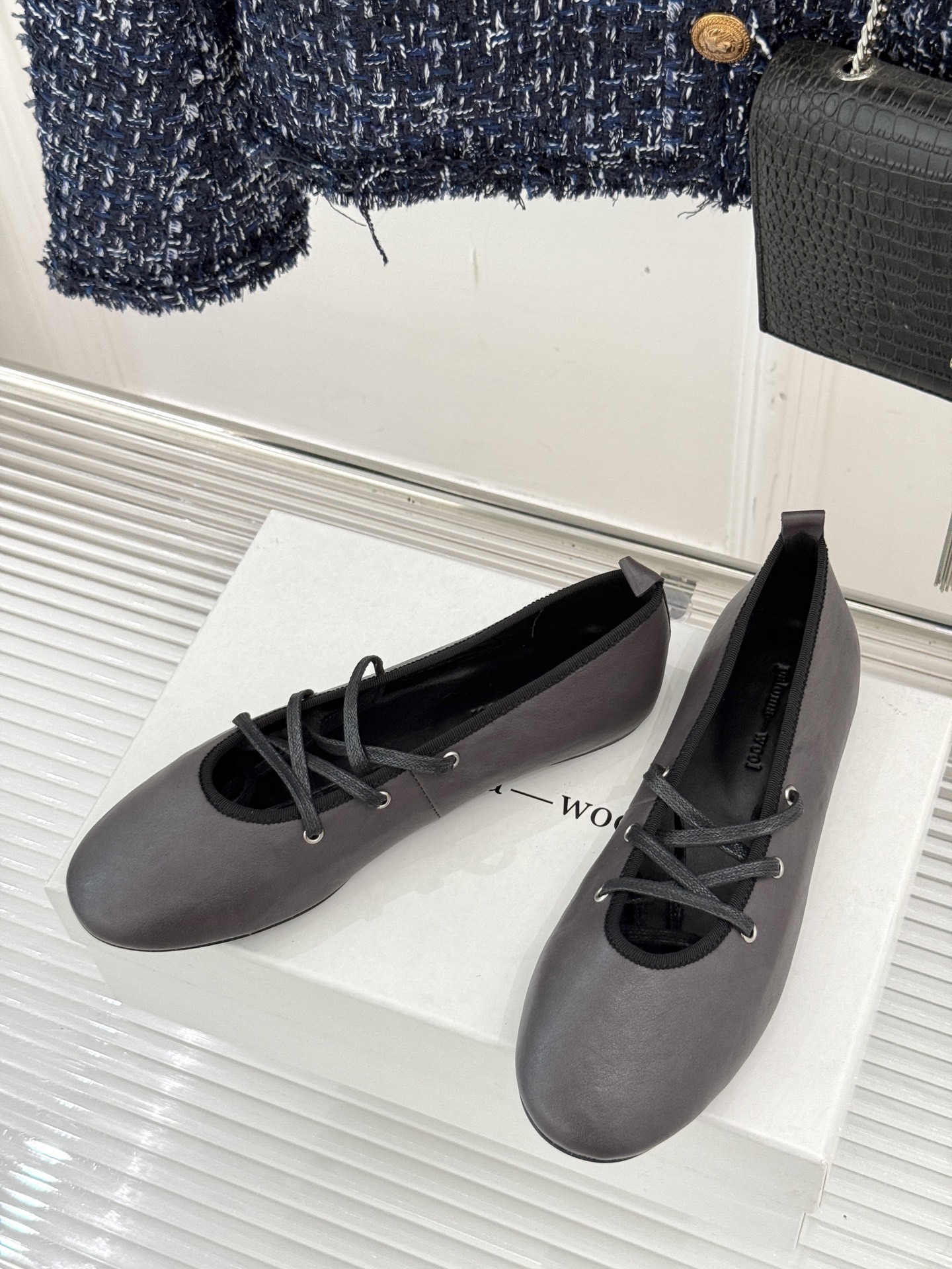 Paloma Wool 25WF秋季新品圆头系带玛丽珍
它简直是复古与时尚的完美融合
穿上感觉自己置身