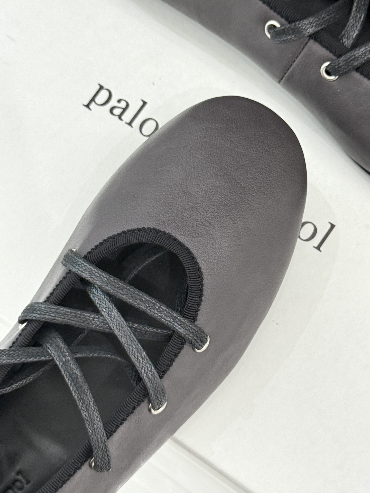 Paloma Wool 25WF秋季新品圆头系带玛丽珍
它简直是复古与时尚的完美融合
穿上感觉自己置身
