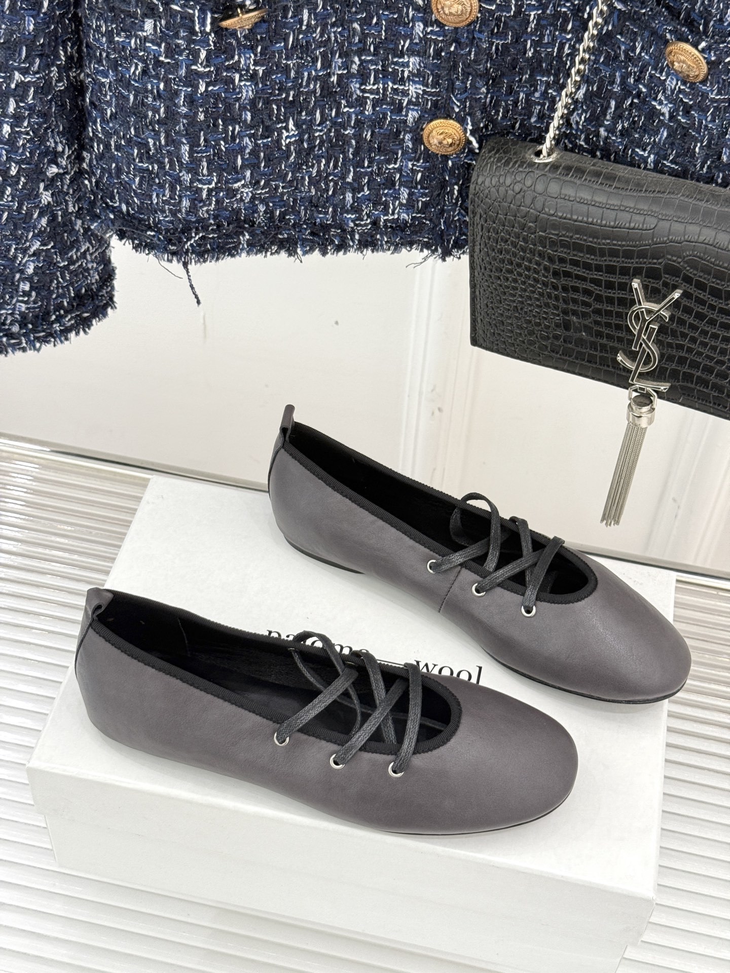 Paloma Wool 25WF秋季新品圆头系带玛丽珍
它简直是复古与时尚的完美融合
穿上感觉自己置身