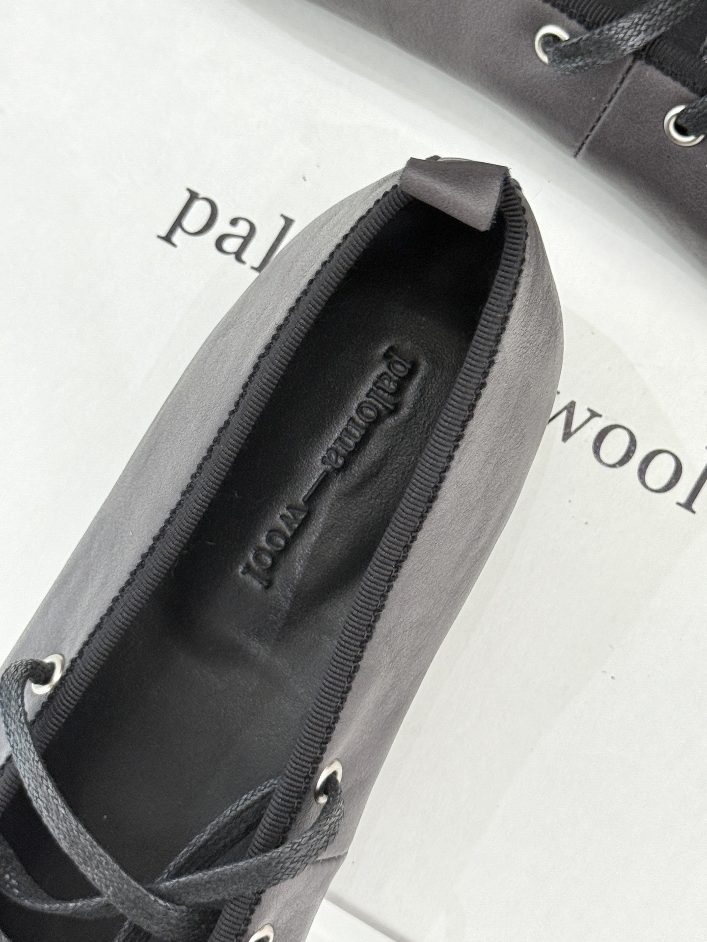Paloma Wool 25WF秋季新品圆头系带玛丽珍
它简直是复古与时尚的完美融合
穿上感觉自己置身