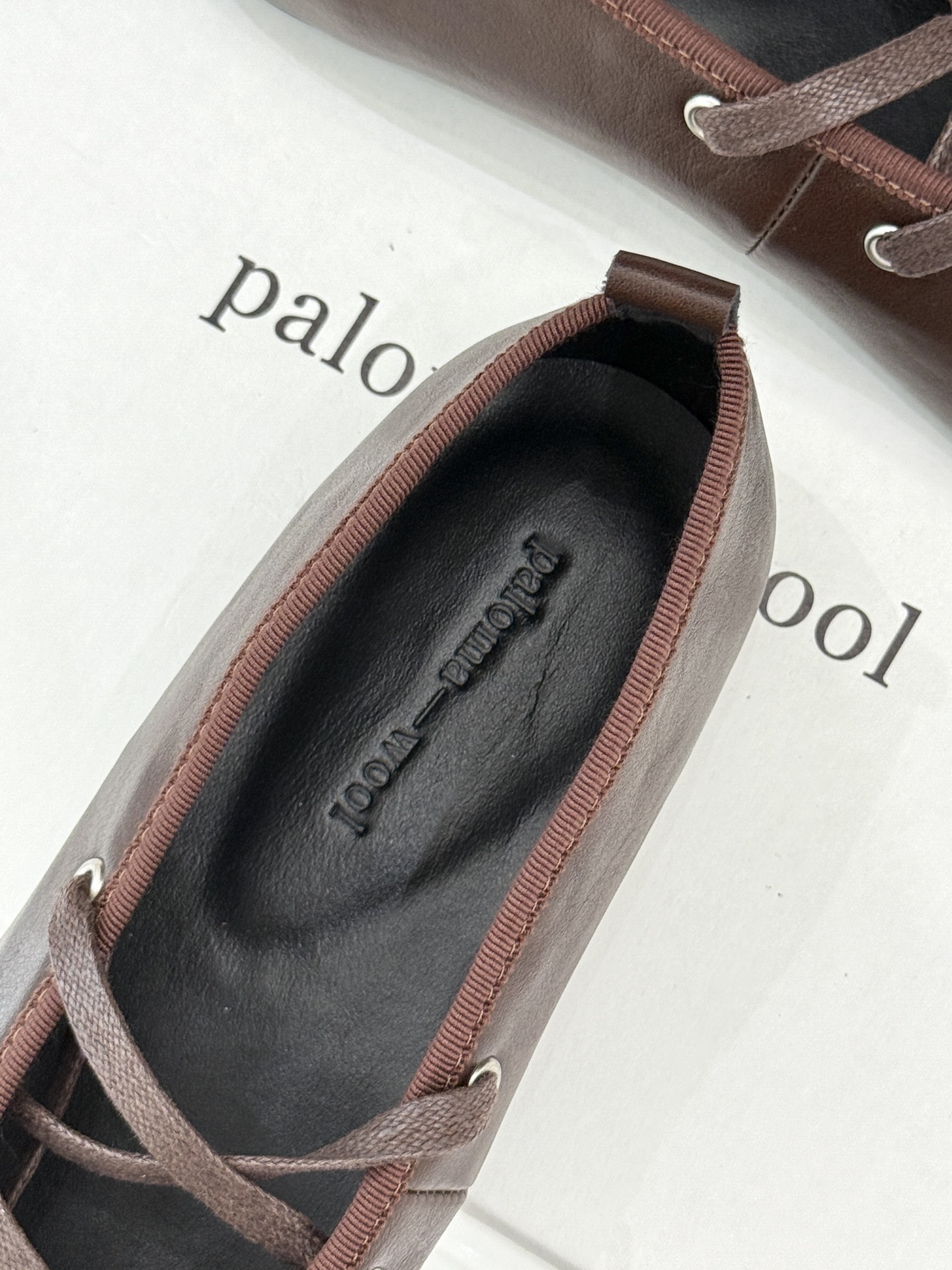 Paloma Wool 25WF秋季新品圆头系带玛丽珍
它简直是复古与时尚的完美融合
穿上感觉自己置身