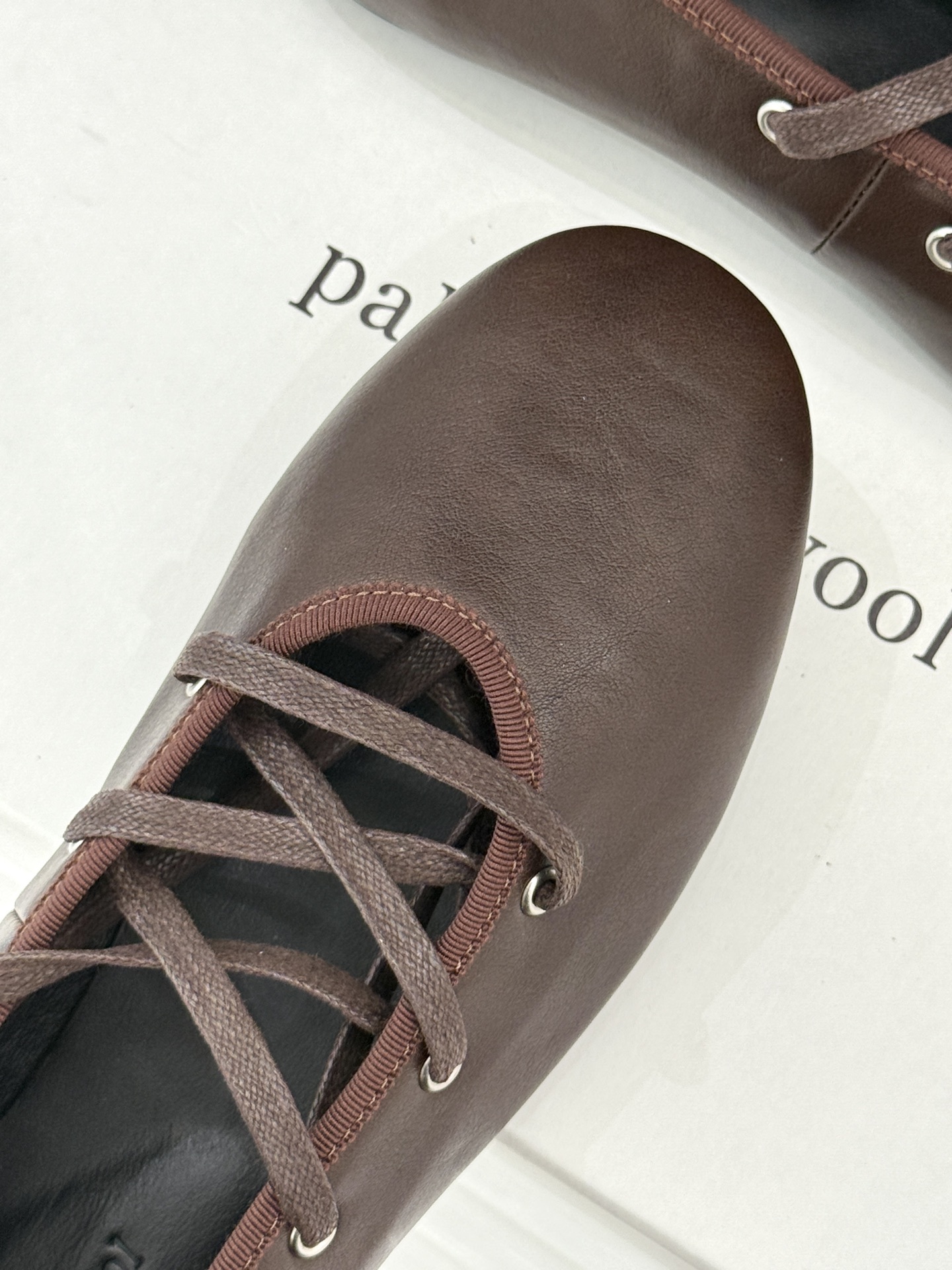 Paloma Wool 25WF秋季新品圆头系带玛丽珍
它简直是复古与时尚的完美融合
穿上感觉自己置身