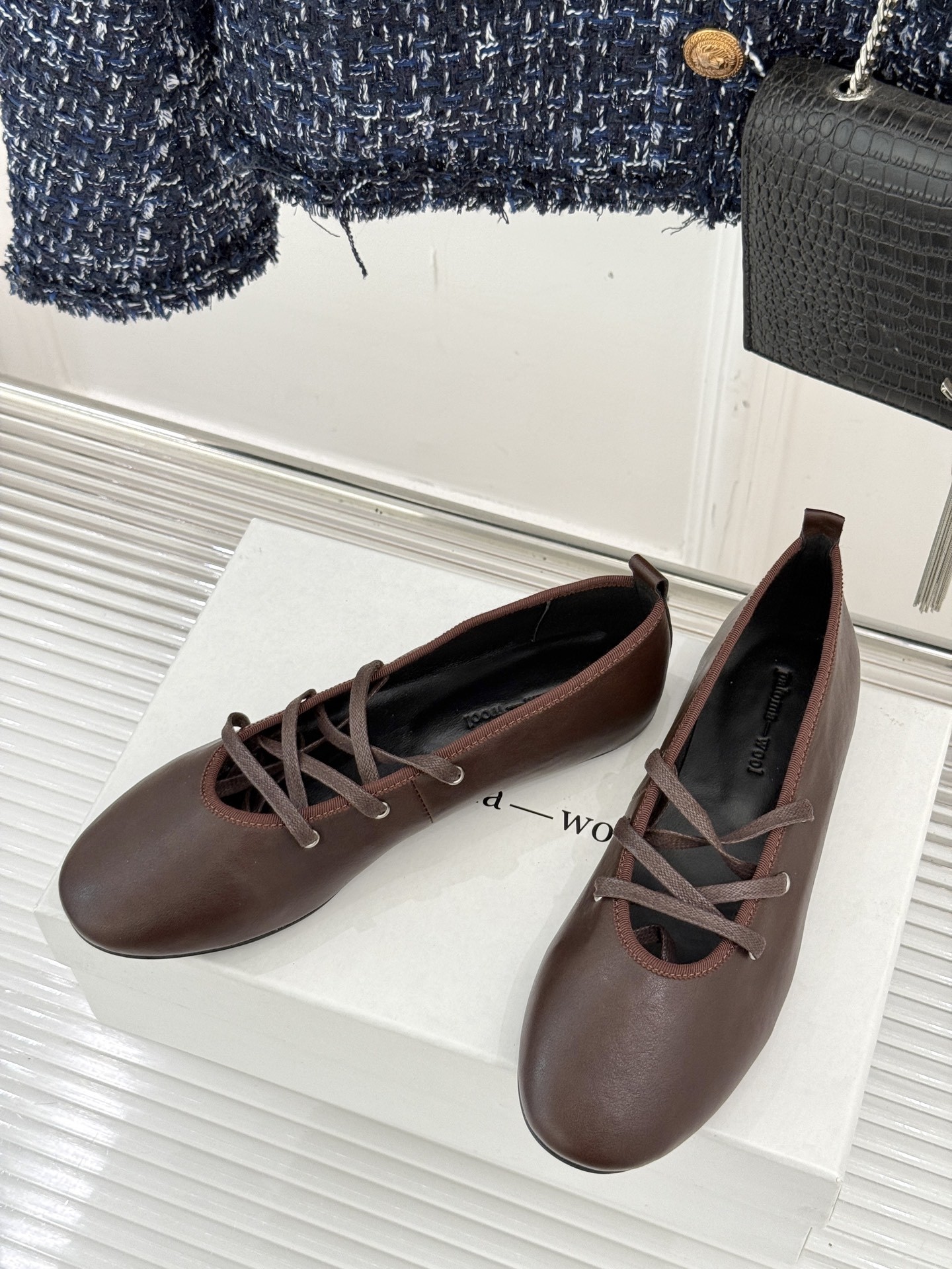 Paloma Wool 25WF秋季新品圆头系带玛丽珍
它简直是复古与时尚的完美融合
穿上感觉自己置身