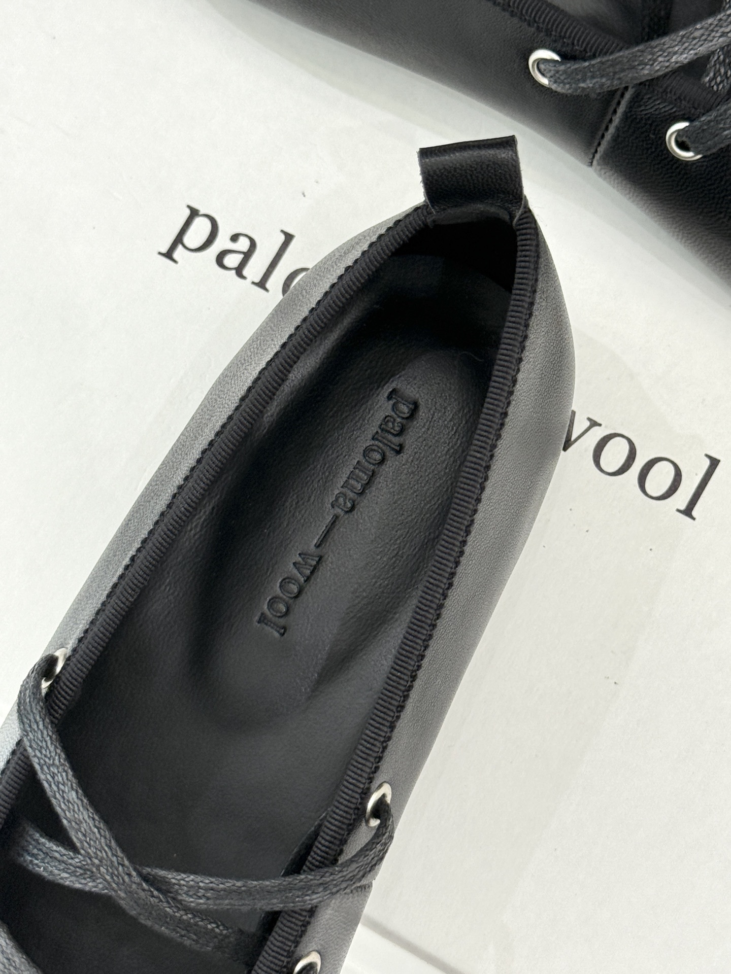Paloma Wool 25WF秋季新品圆头系带玛丽珍
它简直是复古与时尚的完美融合
穿上感觉自己置身