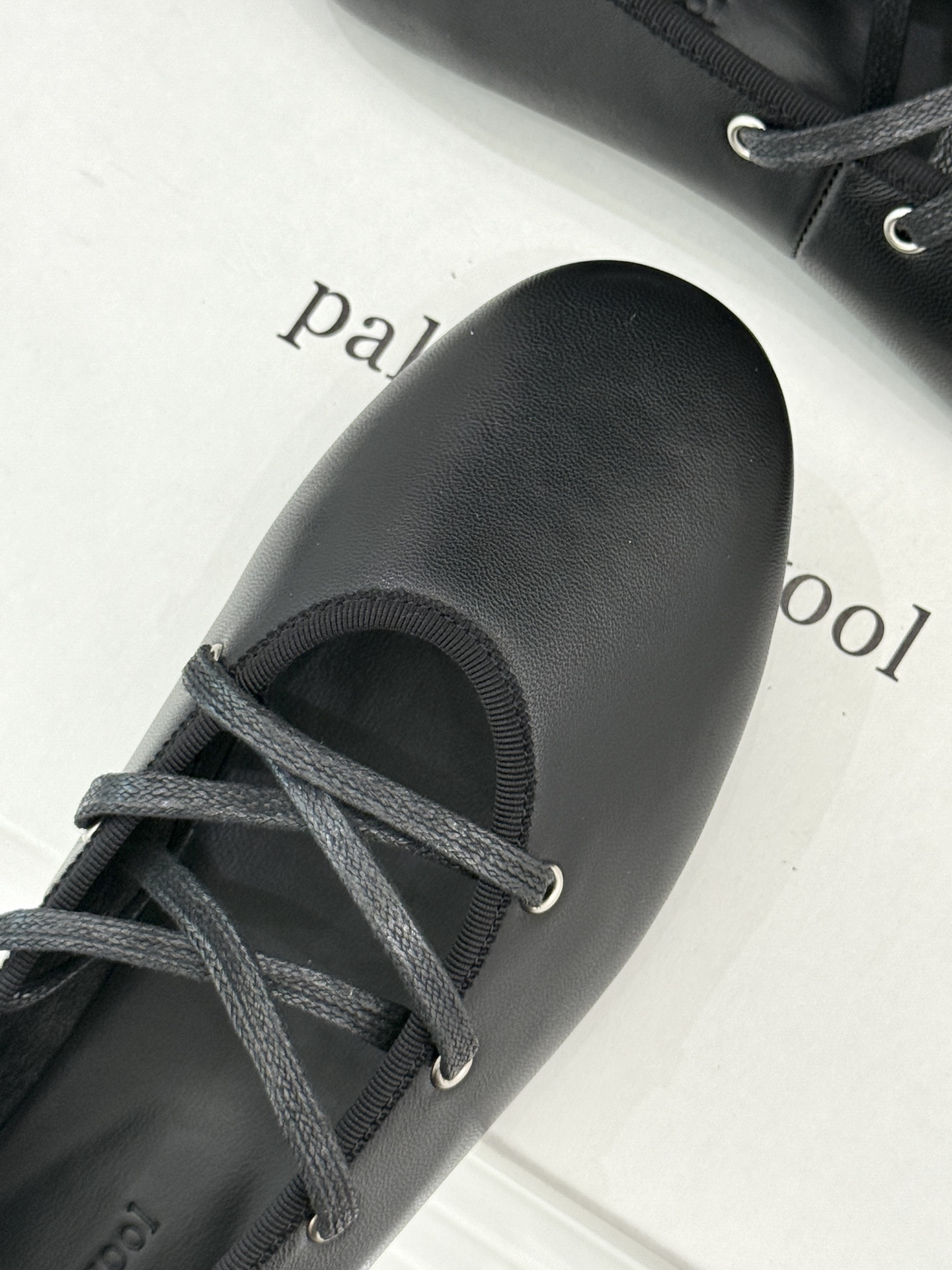 Paloma Wool 25WF秋季新品圆头系带玛丽珍
它简直是复古与时尚的完美融合
穿上感觉自己置身