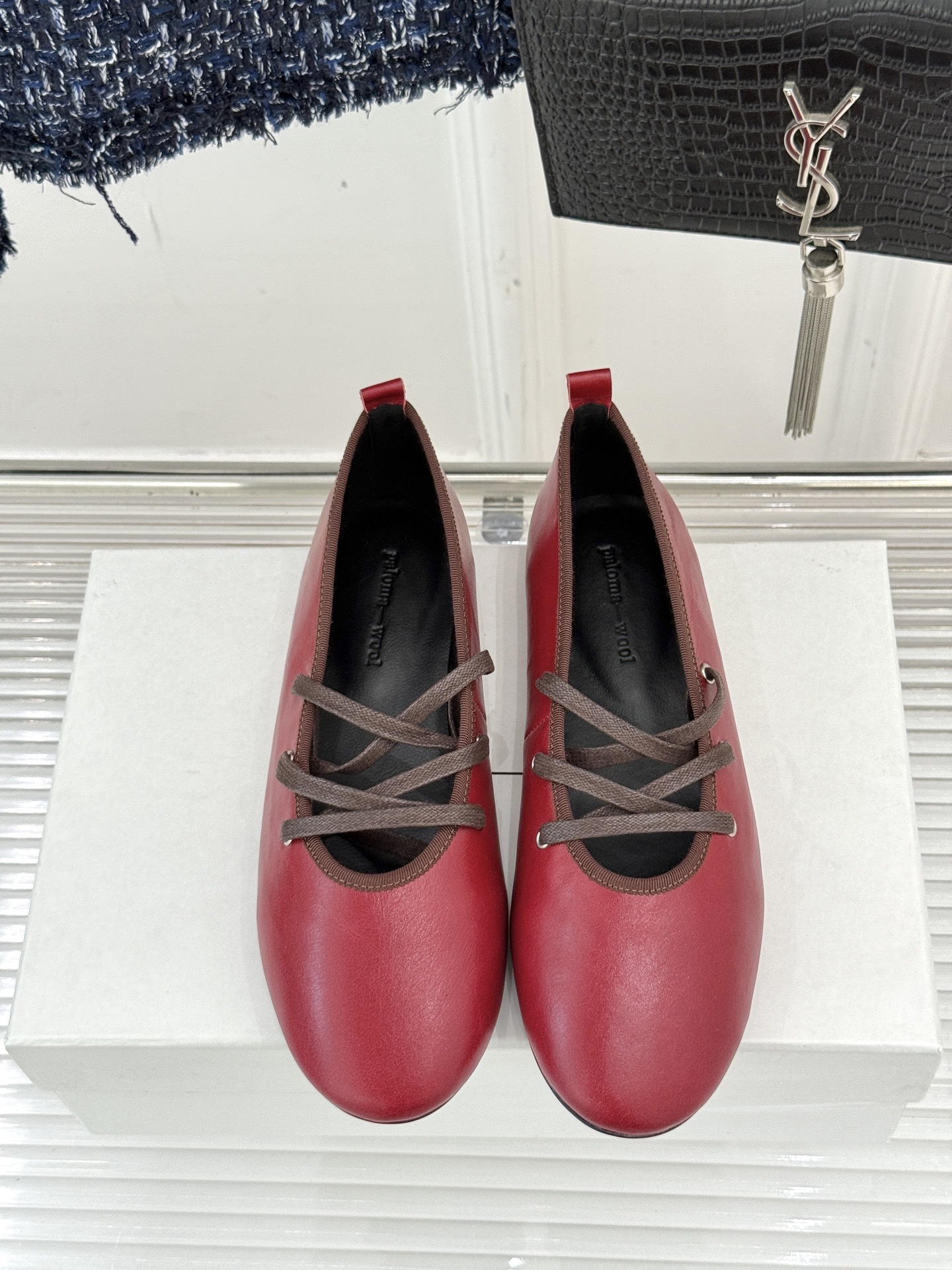 Paloma Wool 25WF秋季新品圆头系带玛丽珍
它简直是复古与时尚的完美融合
穿上感觉自己置身