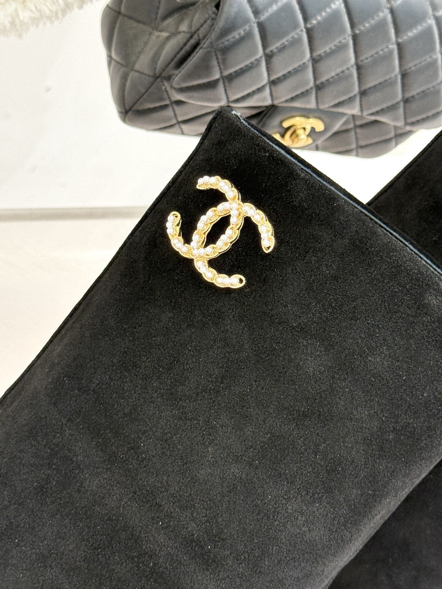 
CHANE*｜小香25k秋冬新品链条双C
珍珠拼色粗跟裤管靴长靴
这双裤管靴简直是时尚圈的缪斯！
靴筒