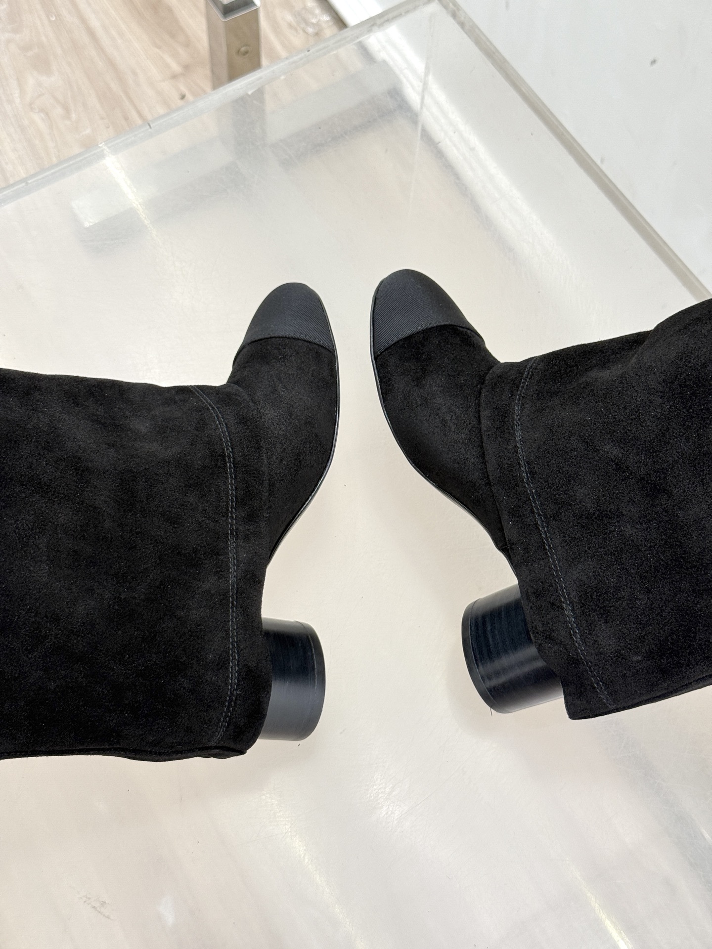 
CHANE*｜小香25k秋冬新品链条双C
珍珠拼色粗跟裤管靴长靴
这双裤管靴简直是时尚圈的缪斯！
靴筒