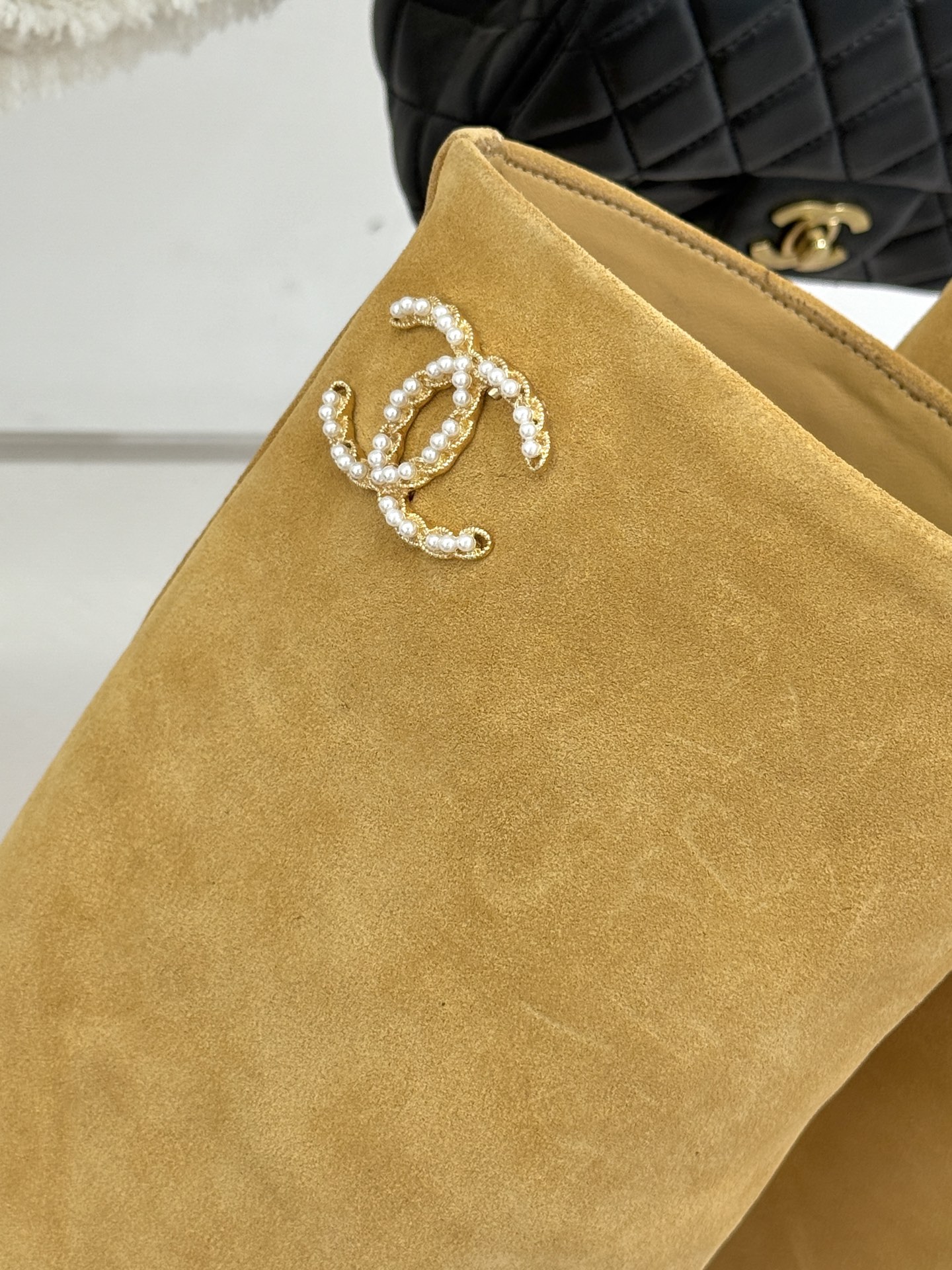 
CHANE*｜小香25k秋冬新品链条双C
珍珠拼色粗跟裤管靴长靴
这双裤管靴简直是时尚圈的缪斯！
靴筒