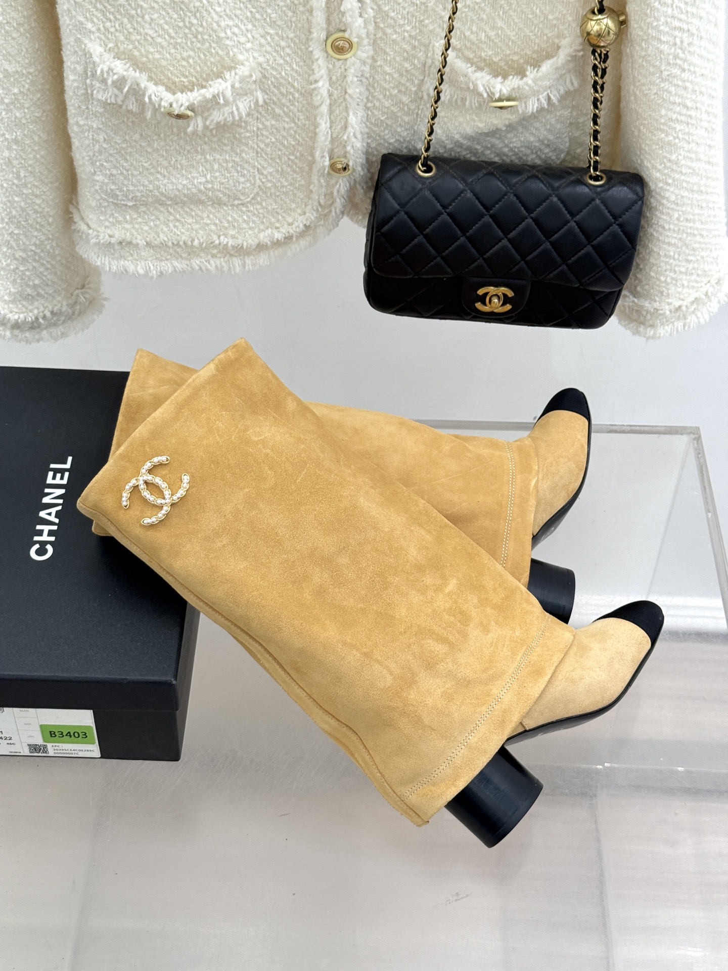 
CHANE*｜小香25k秋冬新品链条双C
珍珠拼色粗跟裤管靴长靴
这双裤管靴简直是时尚圈的缪斯！
靴筒