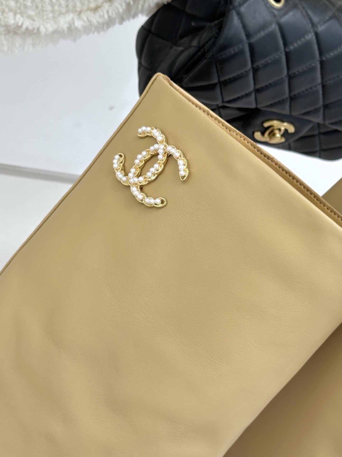 
CHANE*｜小香25k秋冬新品链条双C
珍珠拼色粗跟裤管靴长靴
这双裤管靴简直是时尚圈的缪斯！
靴筒