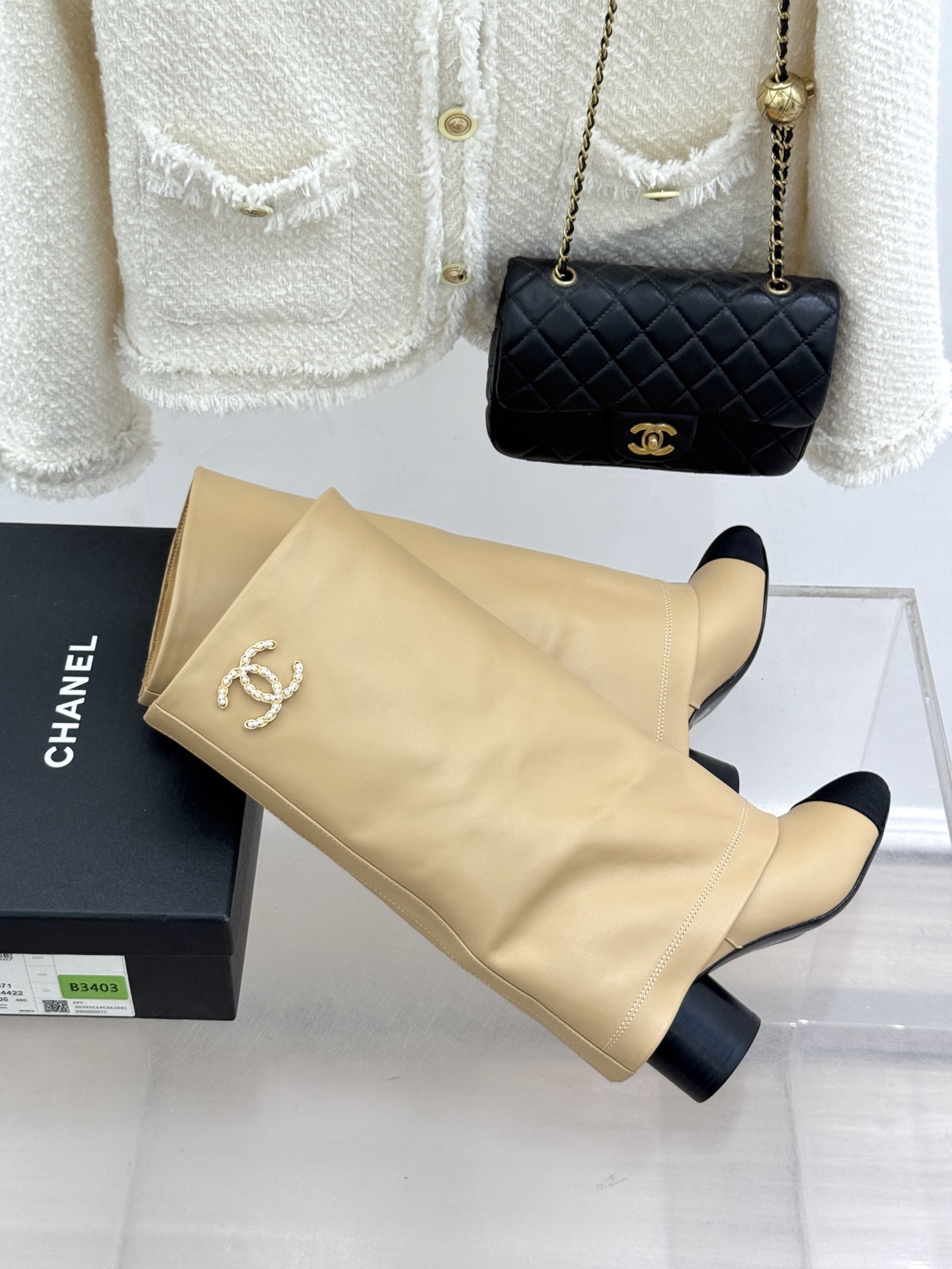 
CHANE*｜小香25k秋冬新品链条双C
珍珠拼色粗跟裤管靴长靴
这双裤管靴简直是时尚圈的缪斯！
靴筒