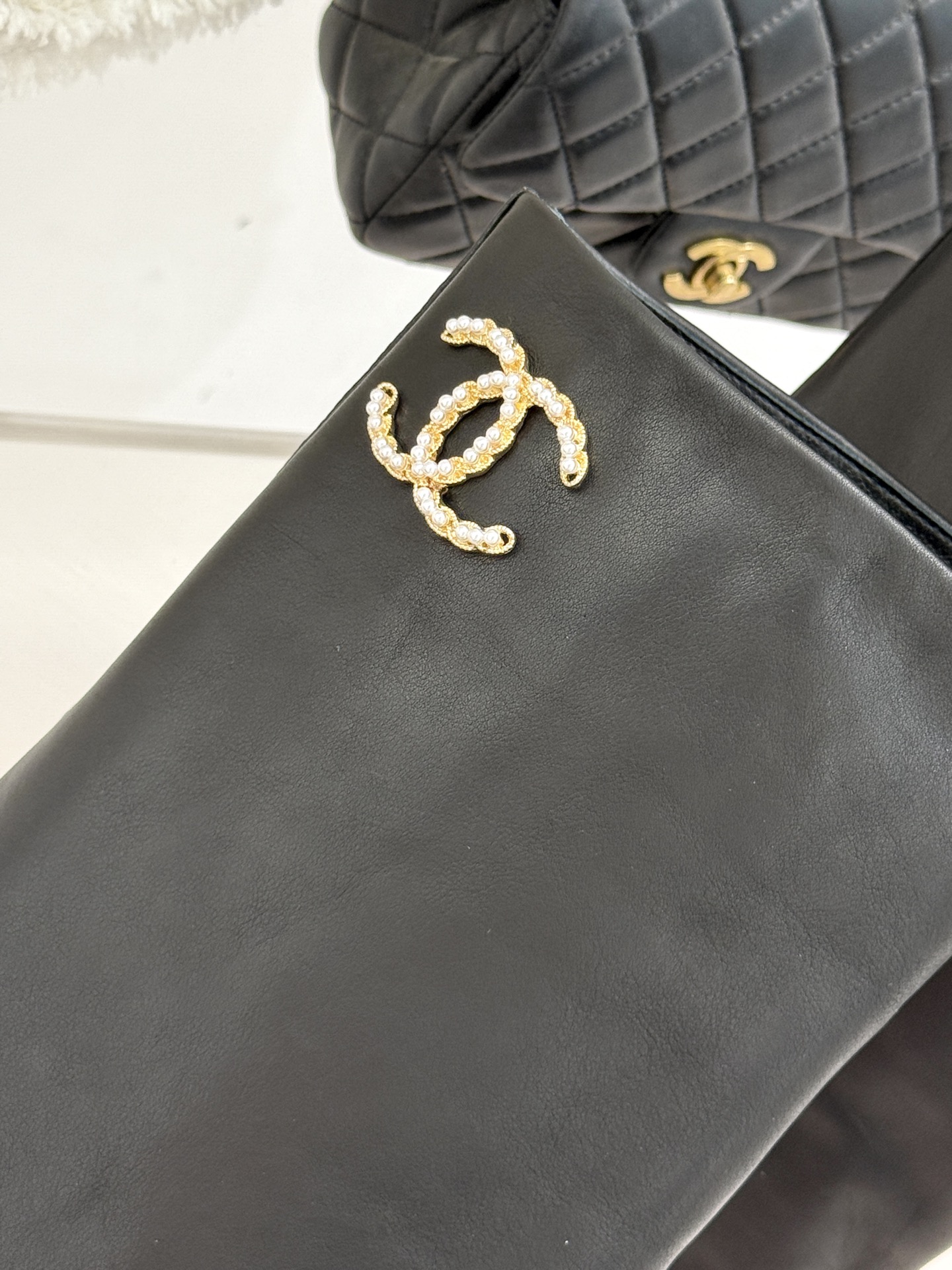 
CHANE*｜小香25k秋冬新品链条双C
珍珠拼色粗跟裤管靴长靴
这双裤管靴简直是时尚圈的缪斯！
靴筒